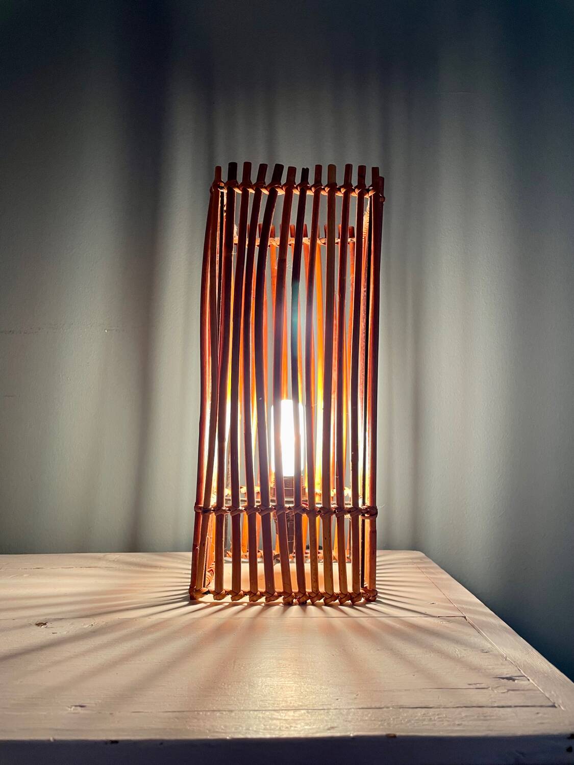 Lampe cube en bois et osier vintage