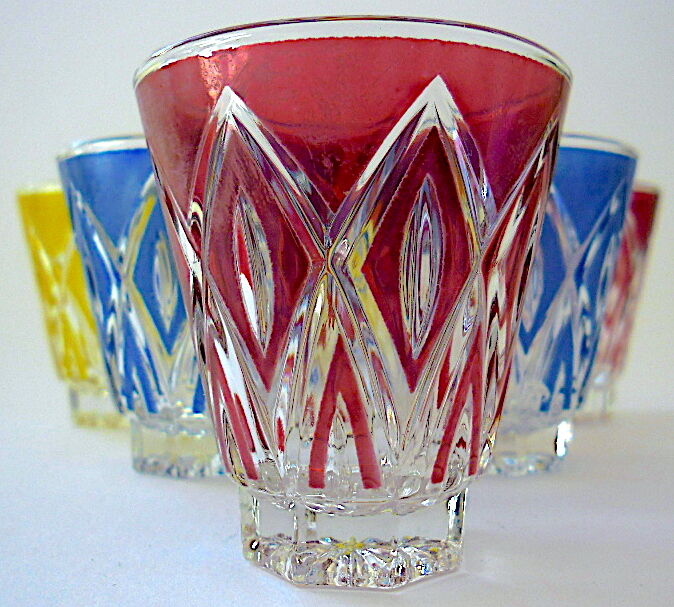Suite de six verres de couleur à liqueur