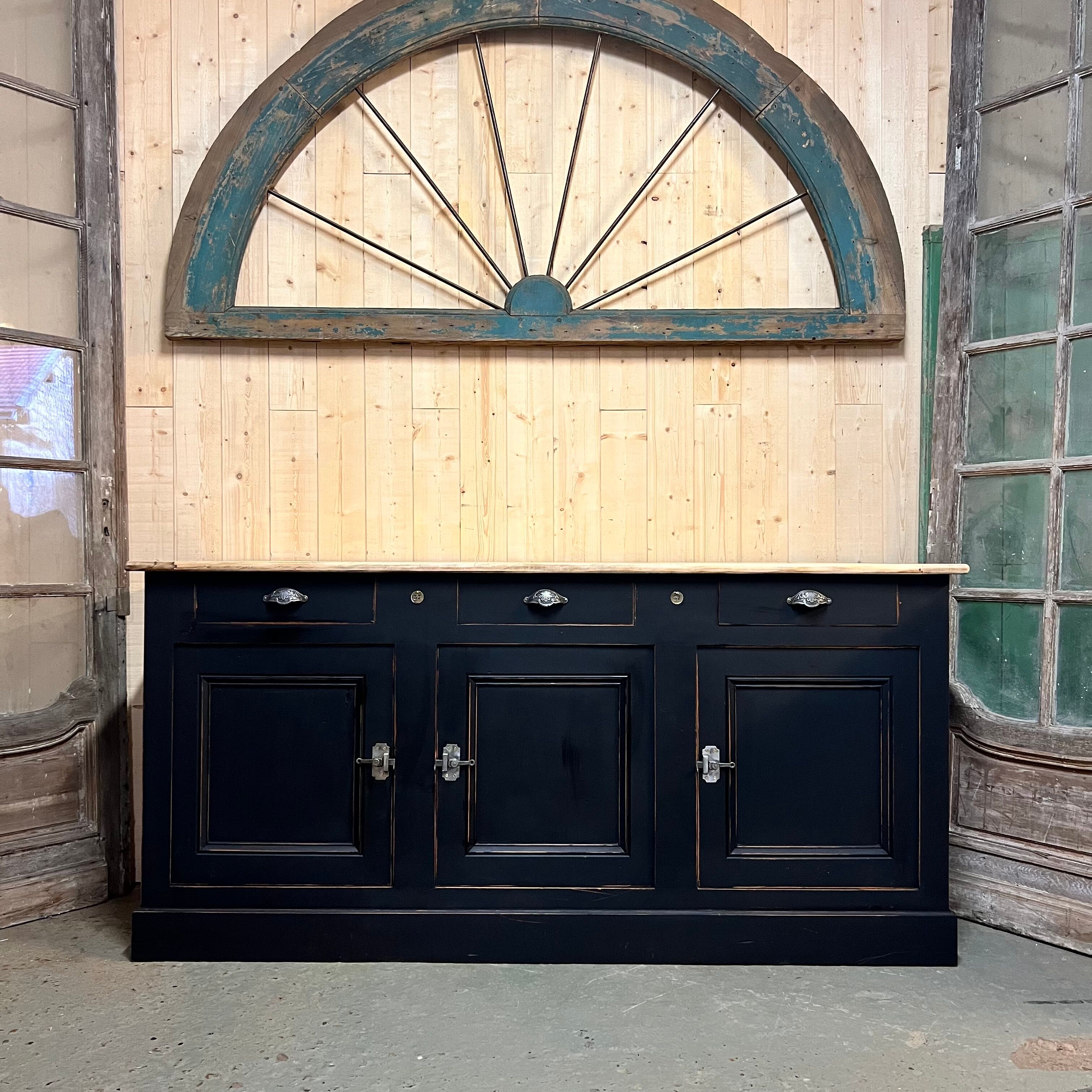 Buffet enfilade of trade