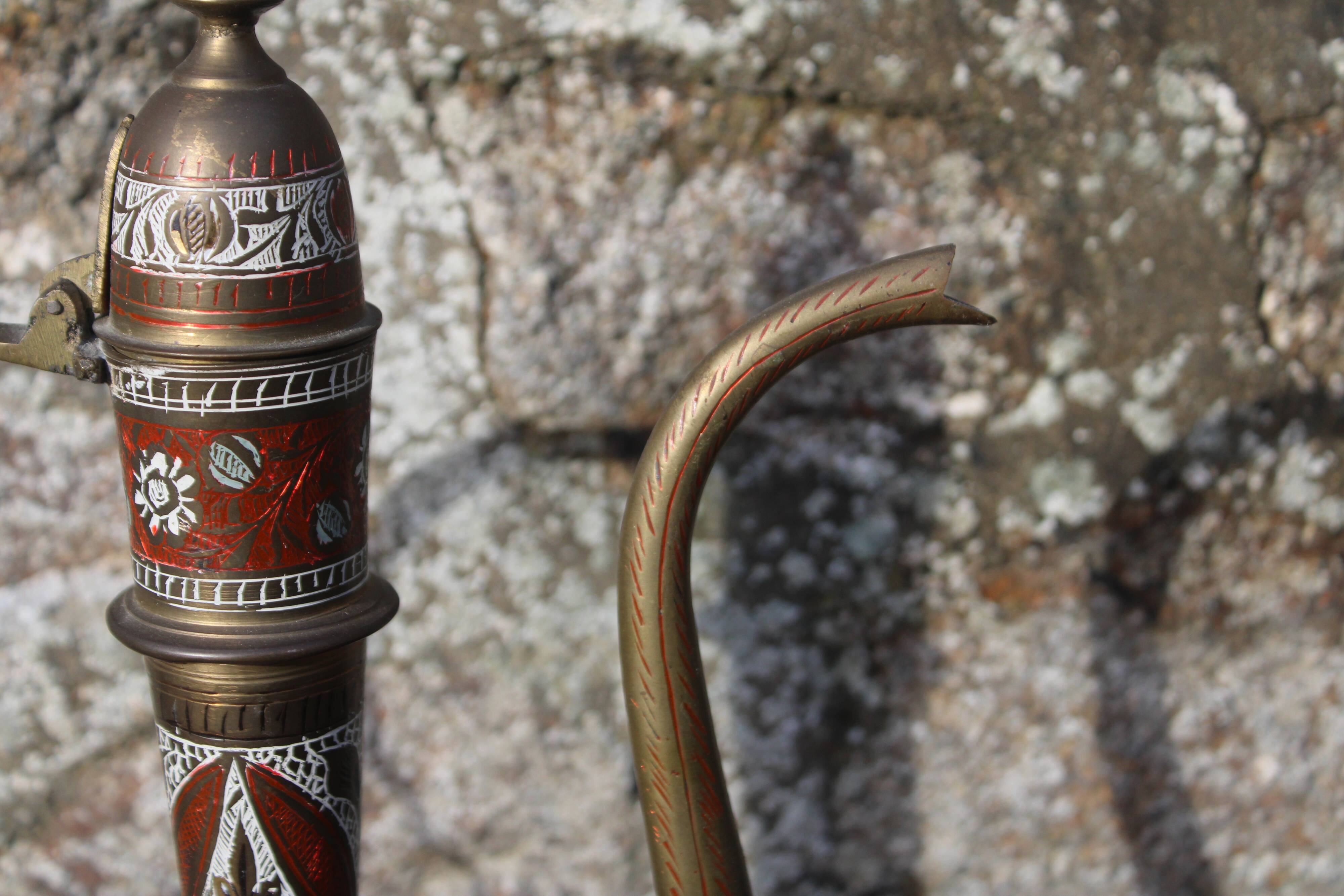 Verseuse orientale en laiton gravé – H29 cm x L22 cm x P7 cm