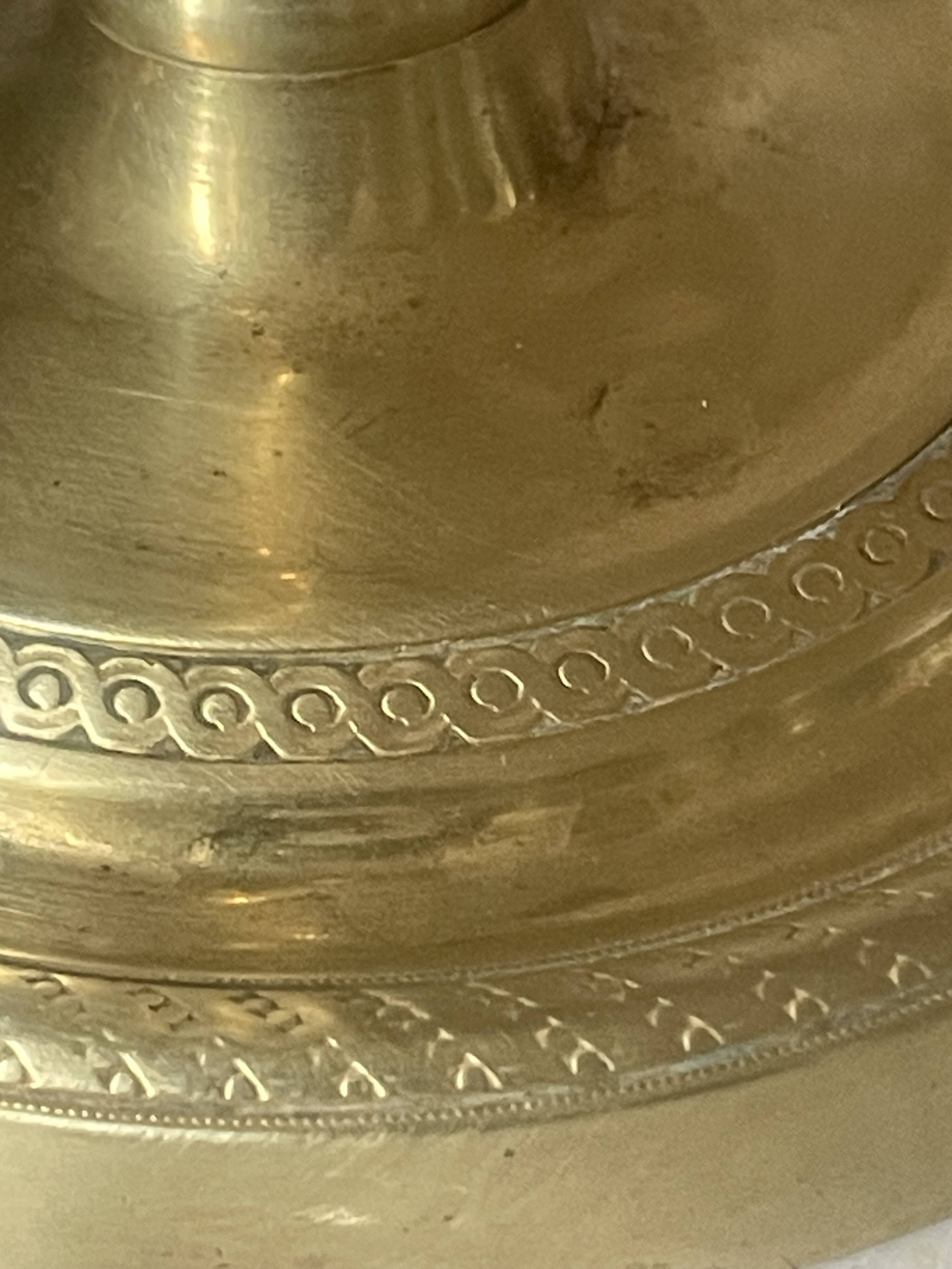 Pair of chiselled brass candlesticks from the 19th century.