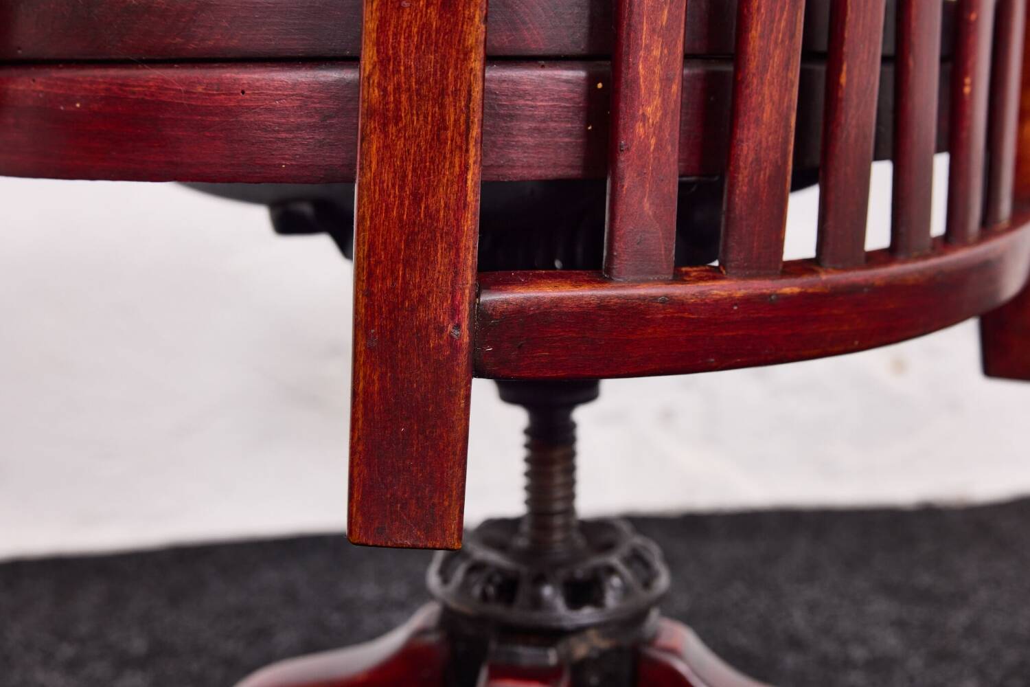 Chaise de bureau Capua d'Adolf Loos – N° 669 – Hêtre, teinte acajou – 1923