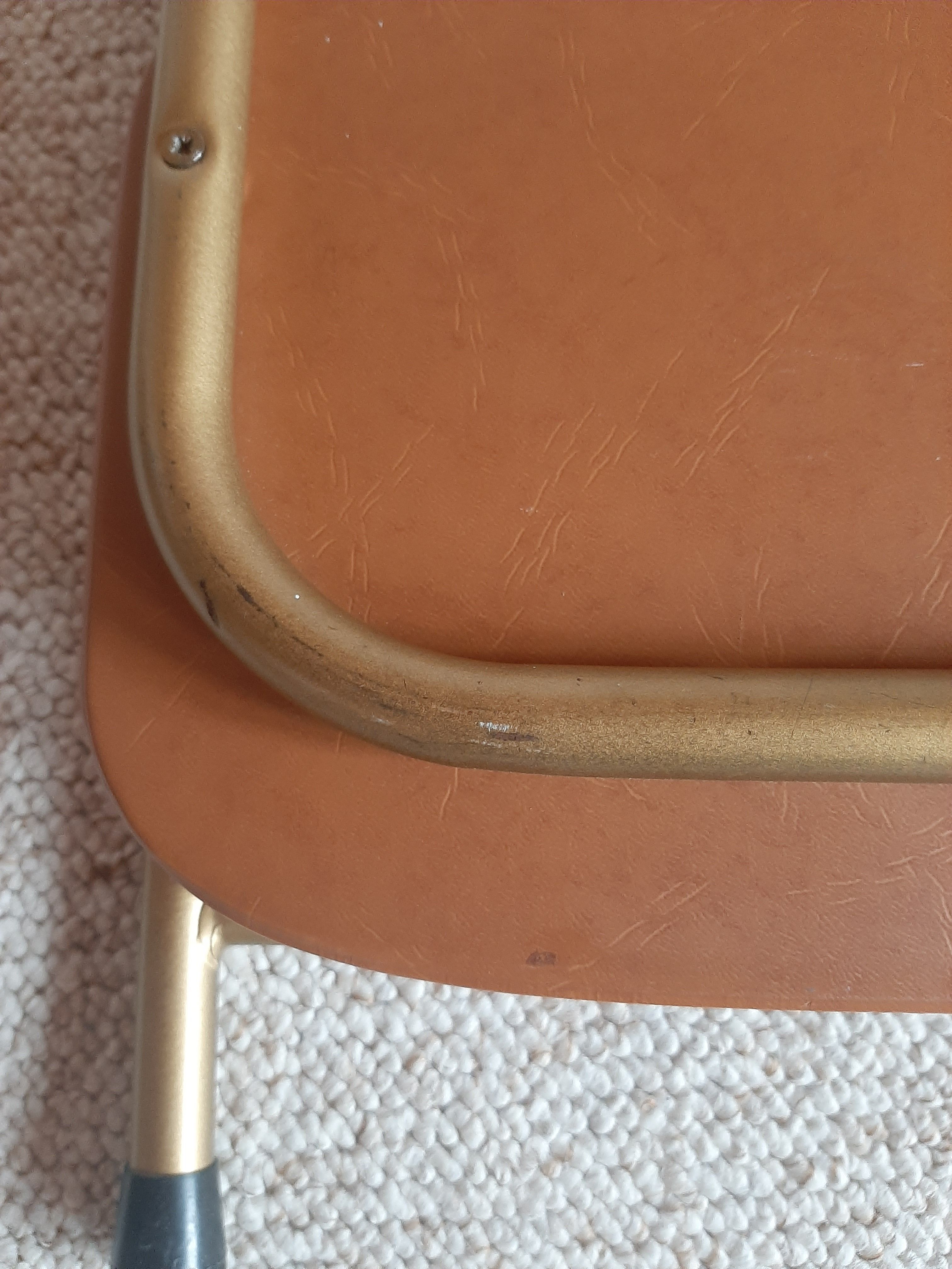 Chaise pliante structure tube et simili cuir
