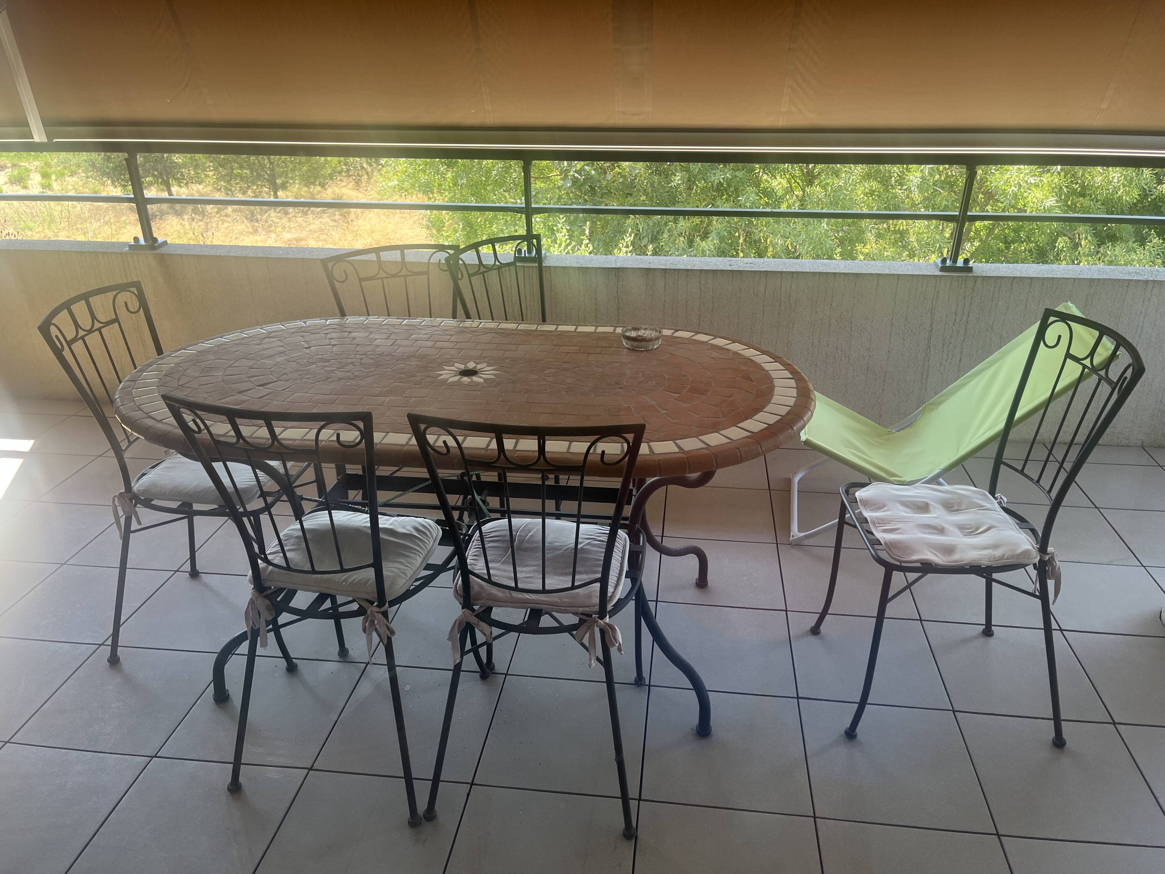 Table ovale en mosaïque et 6 chaises