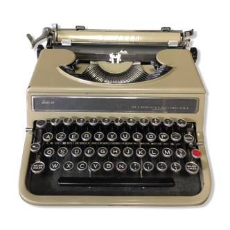 Ancienne machine à écrire Olivetti Studio 42