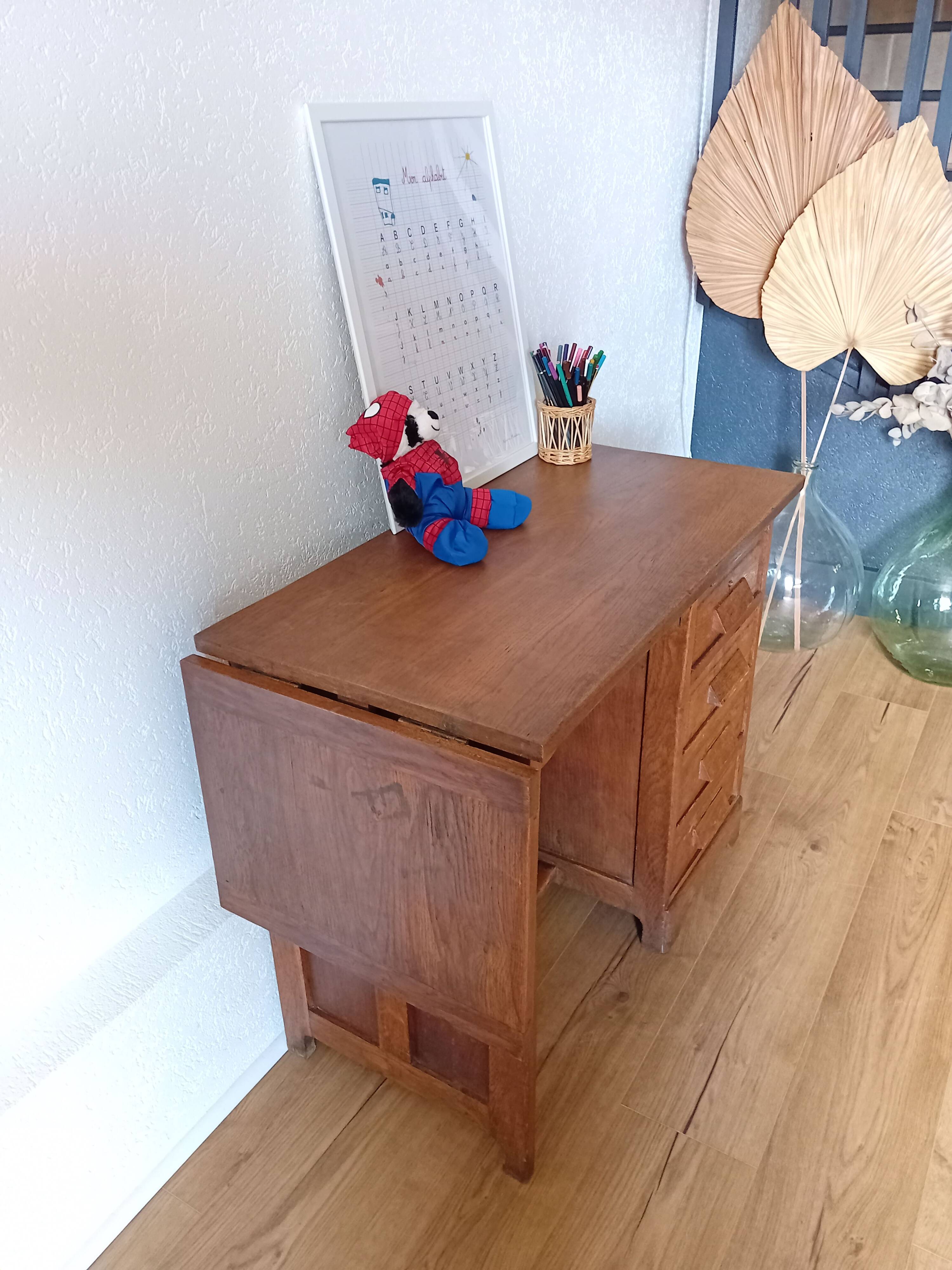 Children's desk
