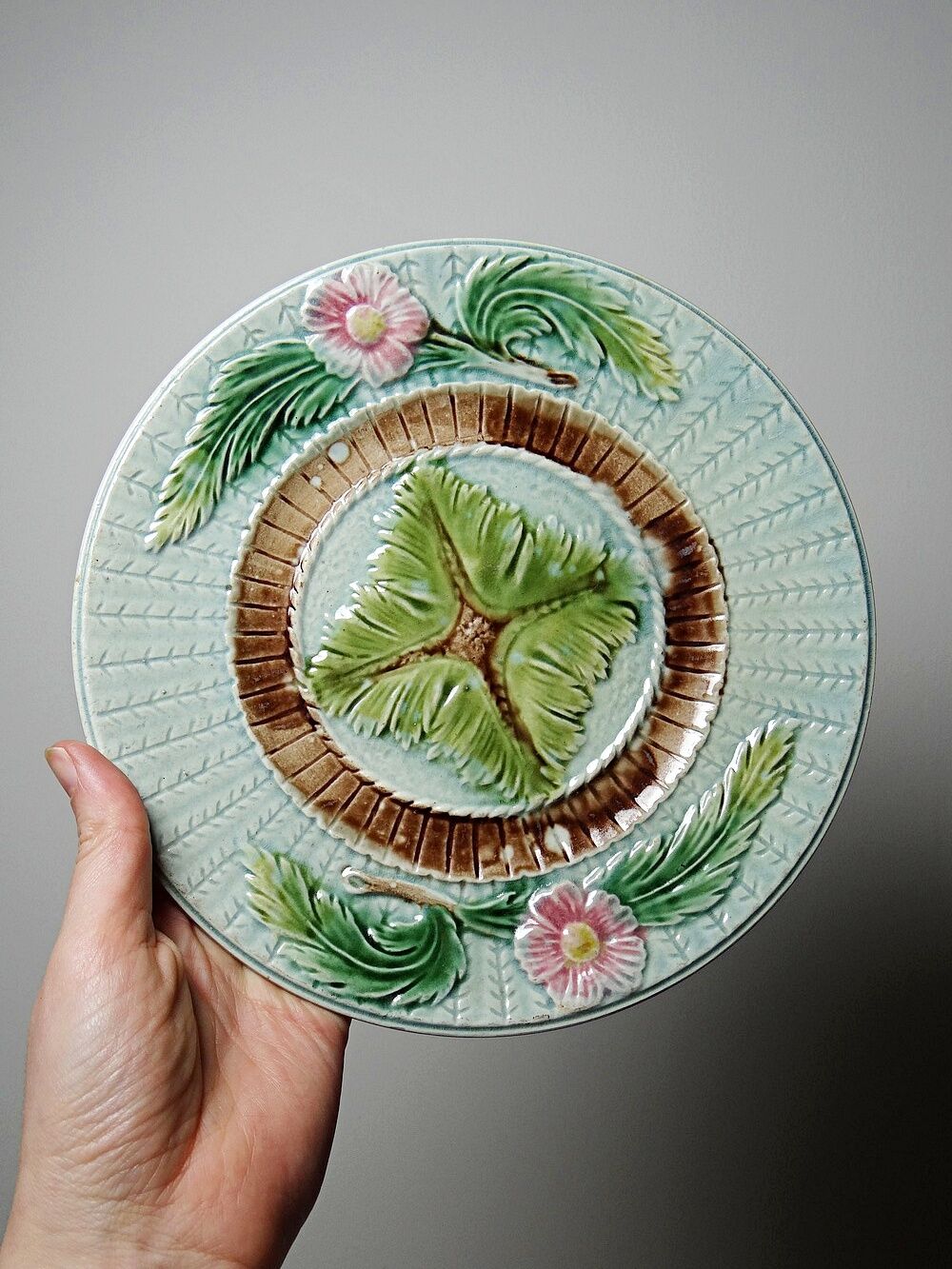 Polychrome slipware dessert plate, with a floral decoration, early 20th century.