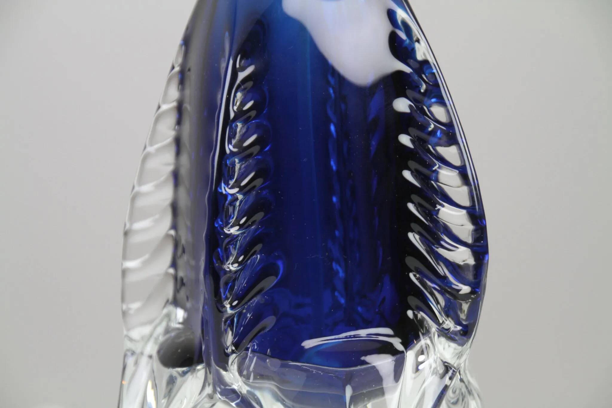 Lampe de table en verre art bleu et cristal — Suède, vers 1955-1965