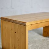 Charlotte Perriand (séléction de ) pour Les Arcs, rare table basse en pin, France,  circa 1960