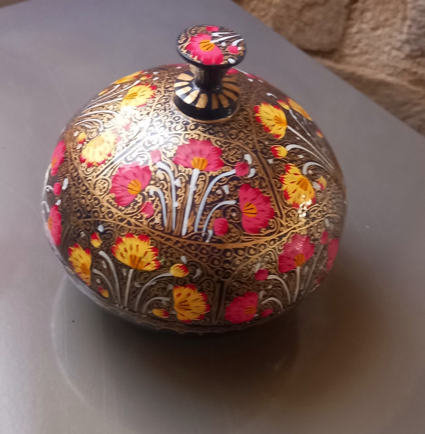Boîte en papier mâché