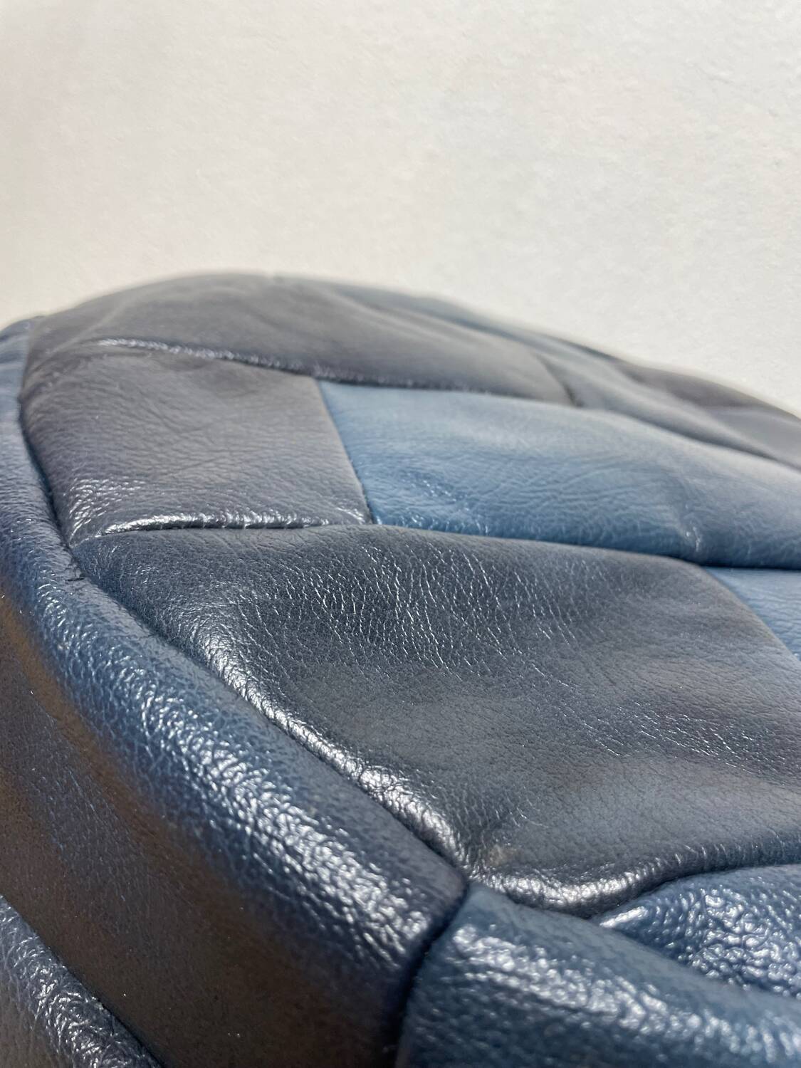 Pouf en cuir patchwork de Sède bleu