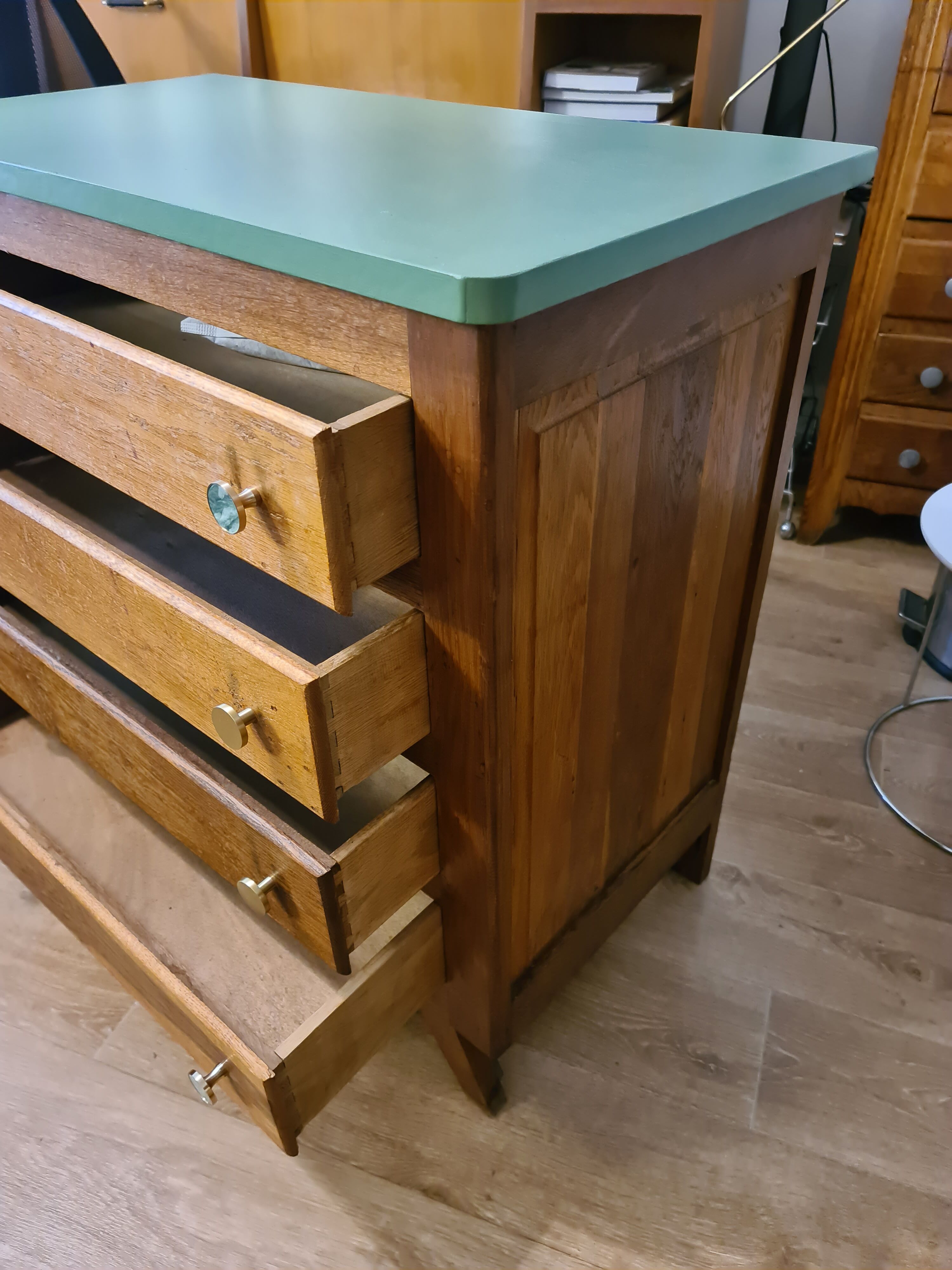 Vintage dresser 1960 foot compass