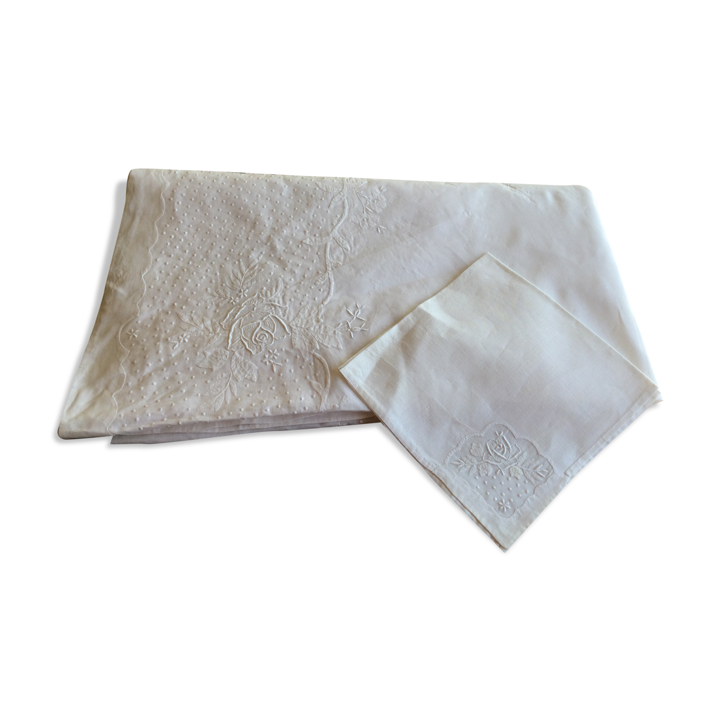 White embroidered organdie tablecloth and 12 assorted towels