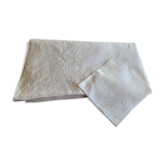 White embroidered organdie tablecloth and 12 assorted towels