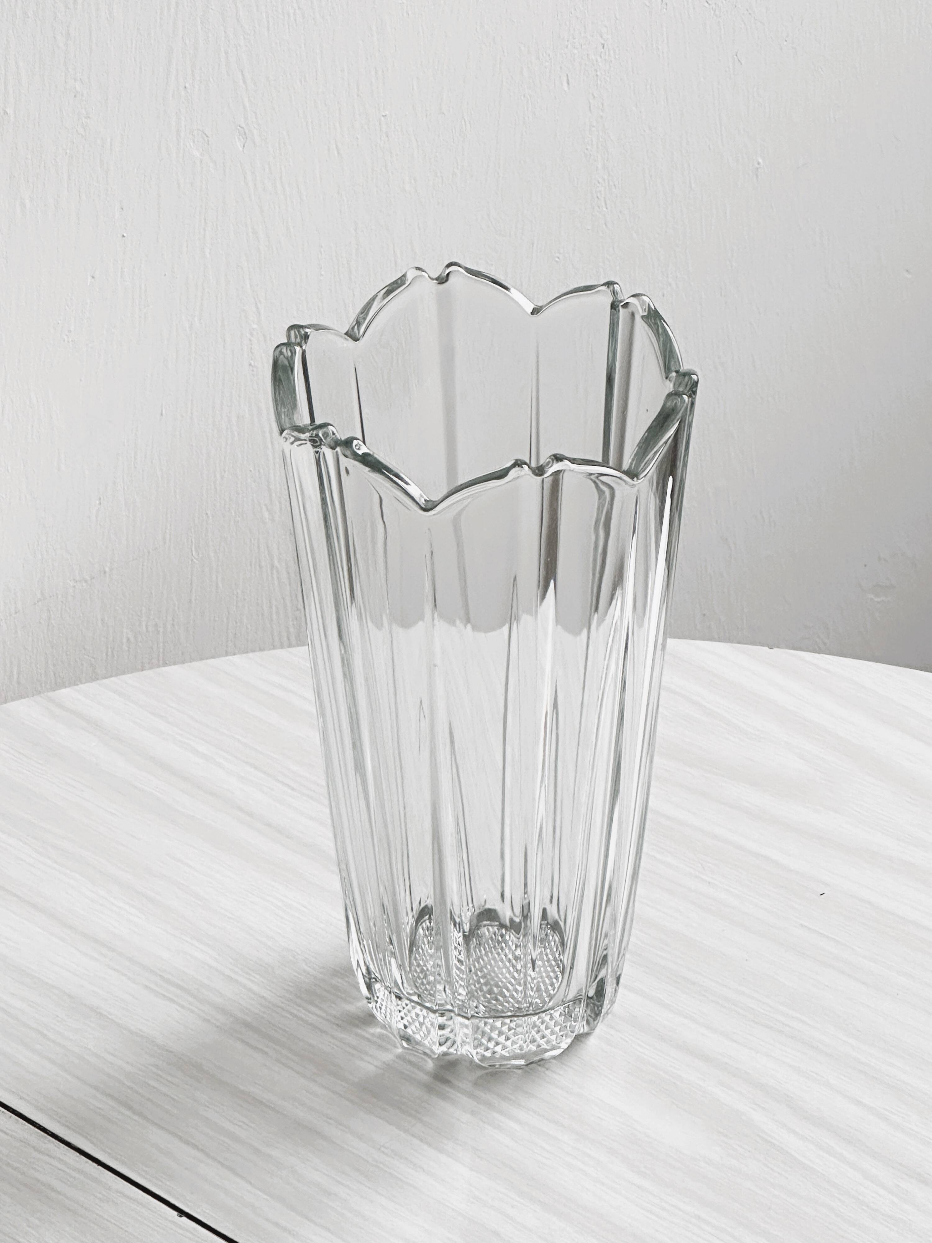 Crystal vase large flower petals.