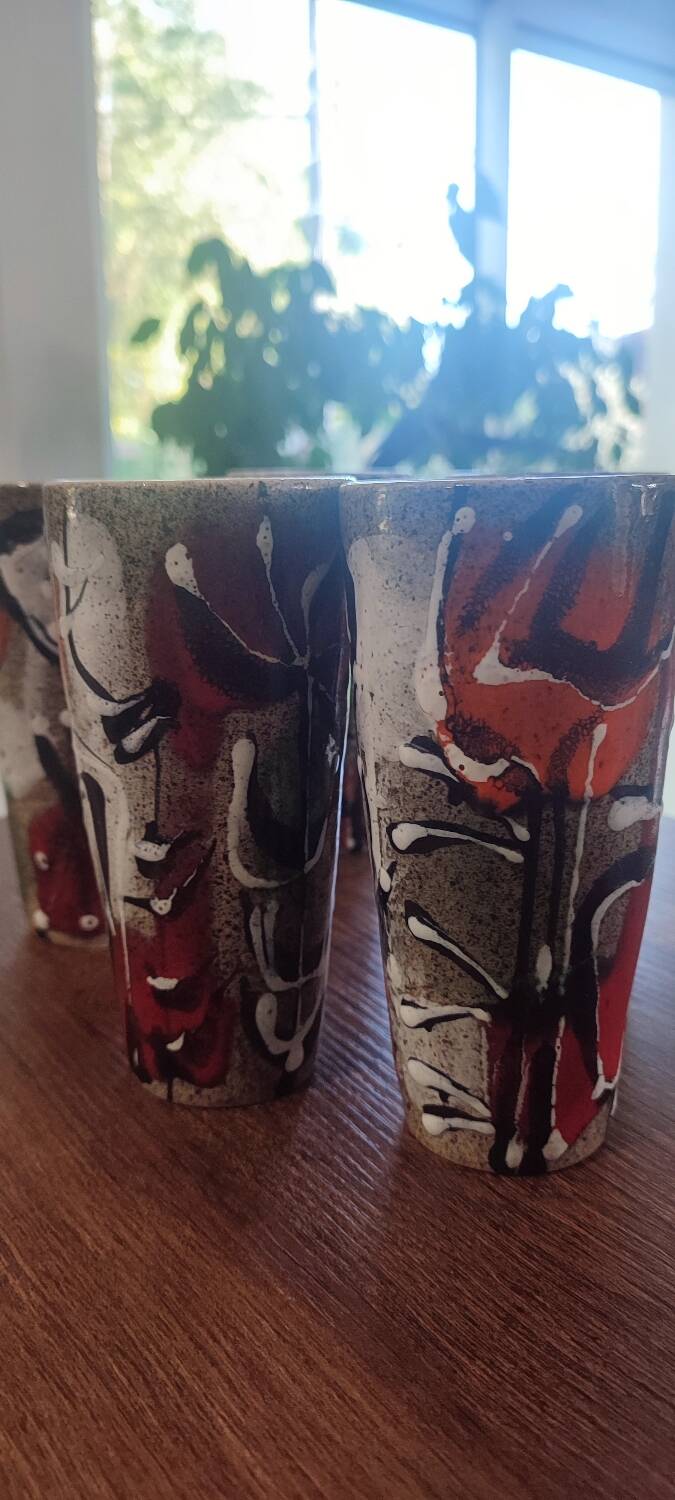 X5 enamelled ceramic mugs with abstract 60s decor