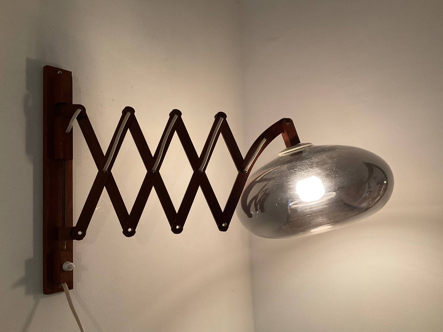 Scandinavian “scissors” wall lamp in teak from the 50s and 60s