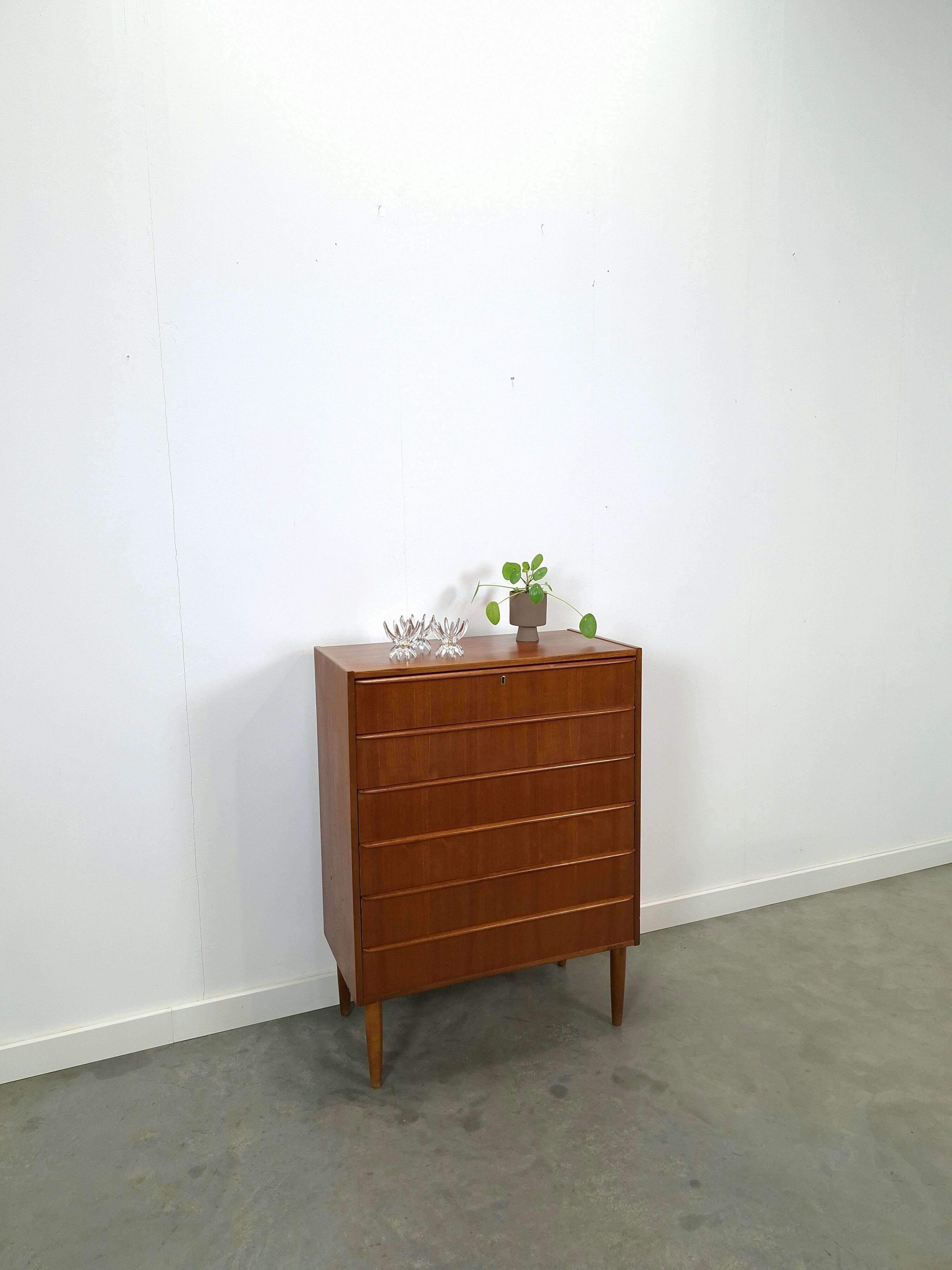 Commode en teck en provenance du Danemark avec 6 tiroirs.