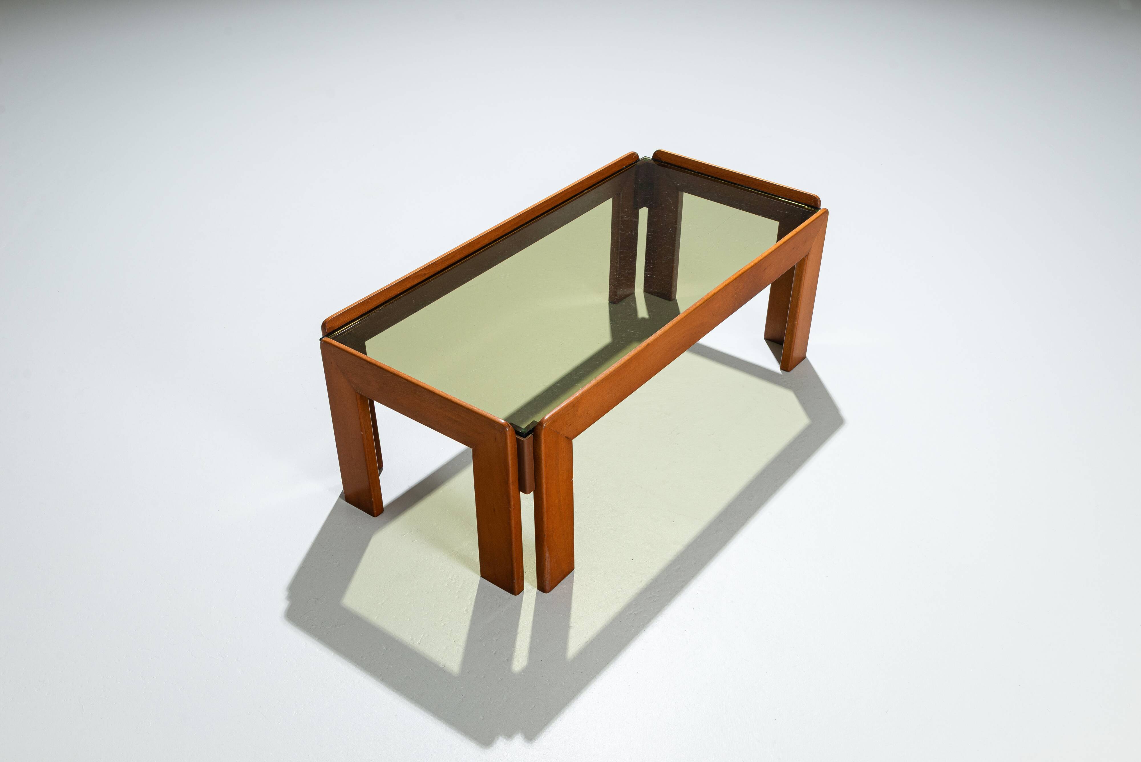 Table basse avec plateau en verre fumé attribuée à Scarpa