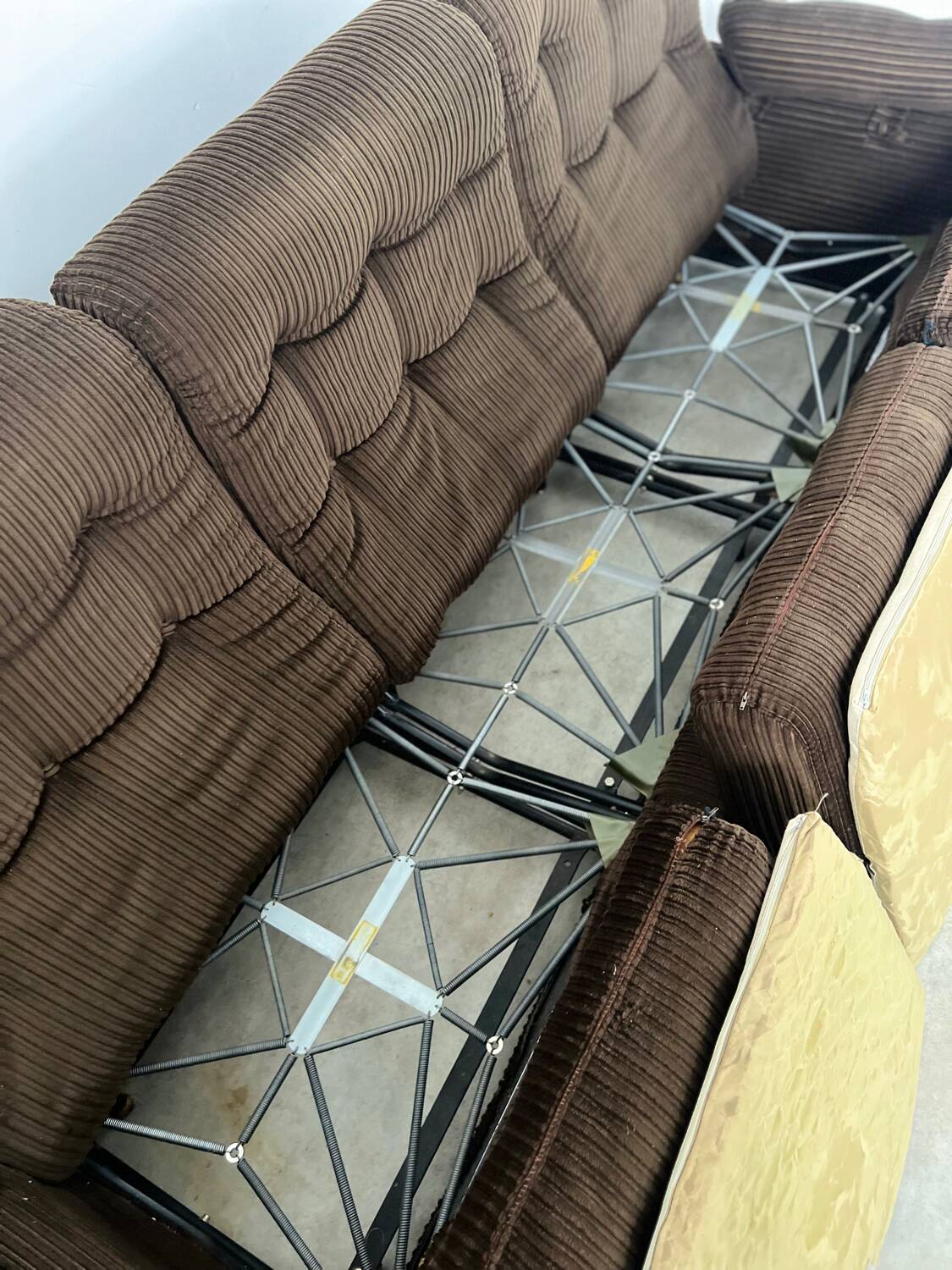 Ancien canapé vintage 3 place Airborne design français Cadestin velour