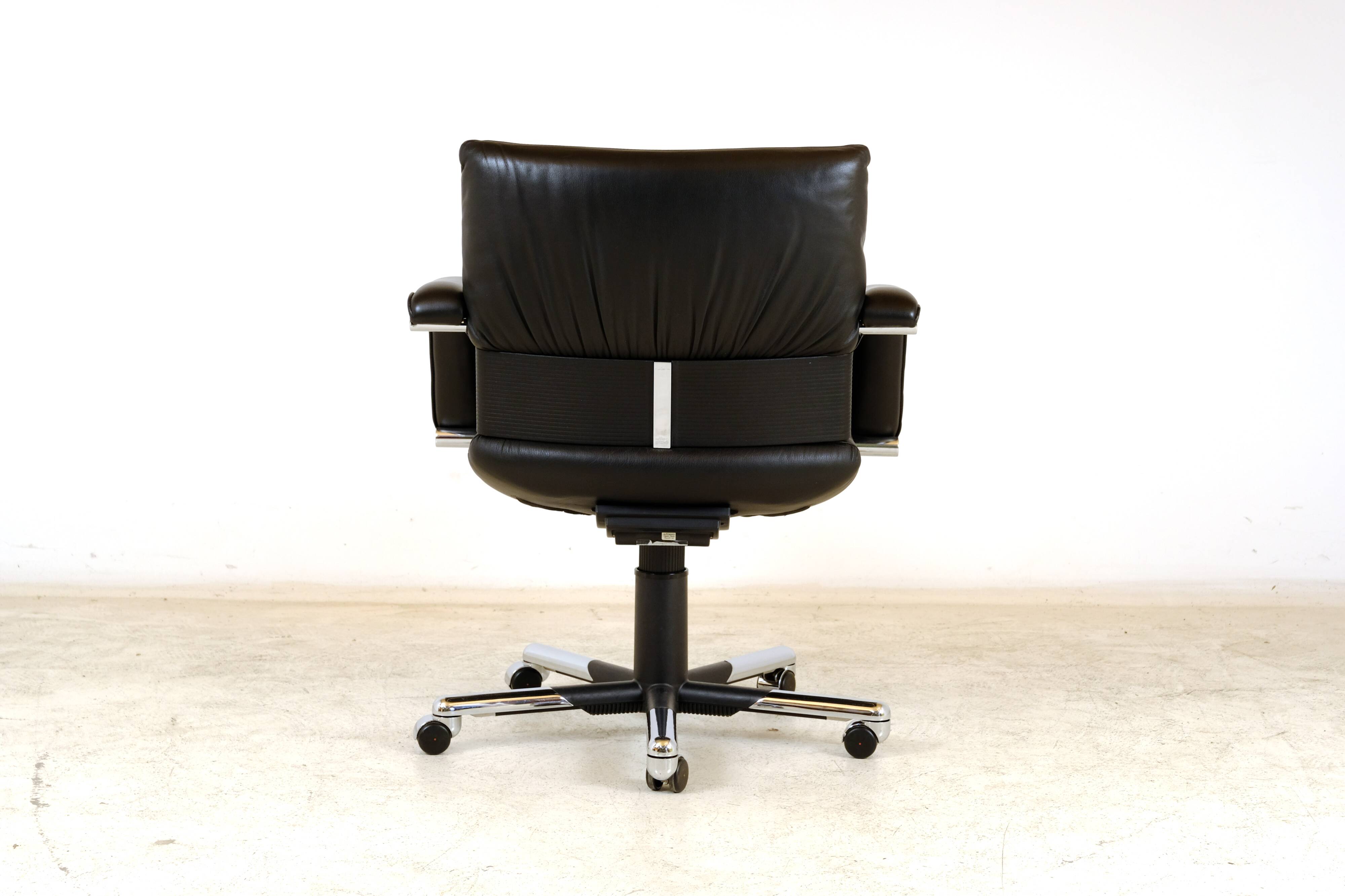 Fauteuil cuir "Figura" de Mario bellini pour Vitra