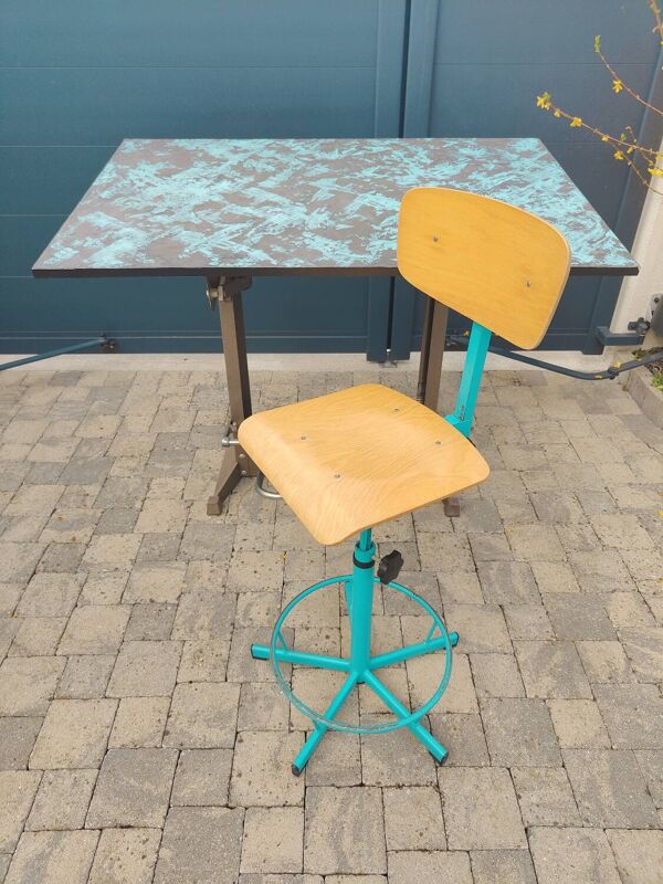 Bureau d'architecte et sa chaise