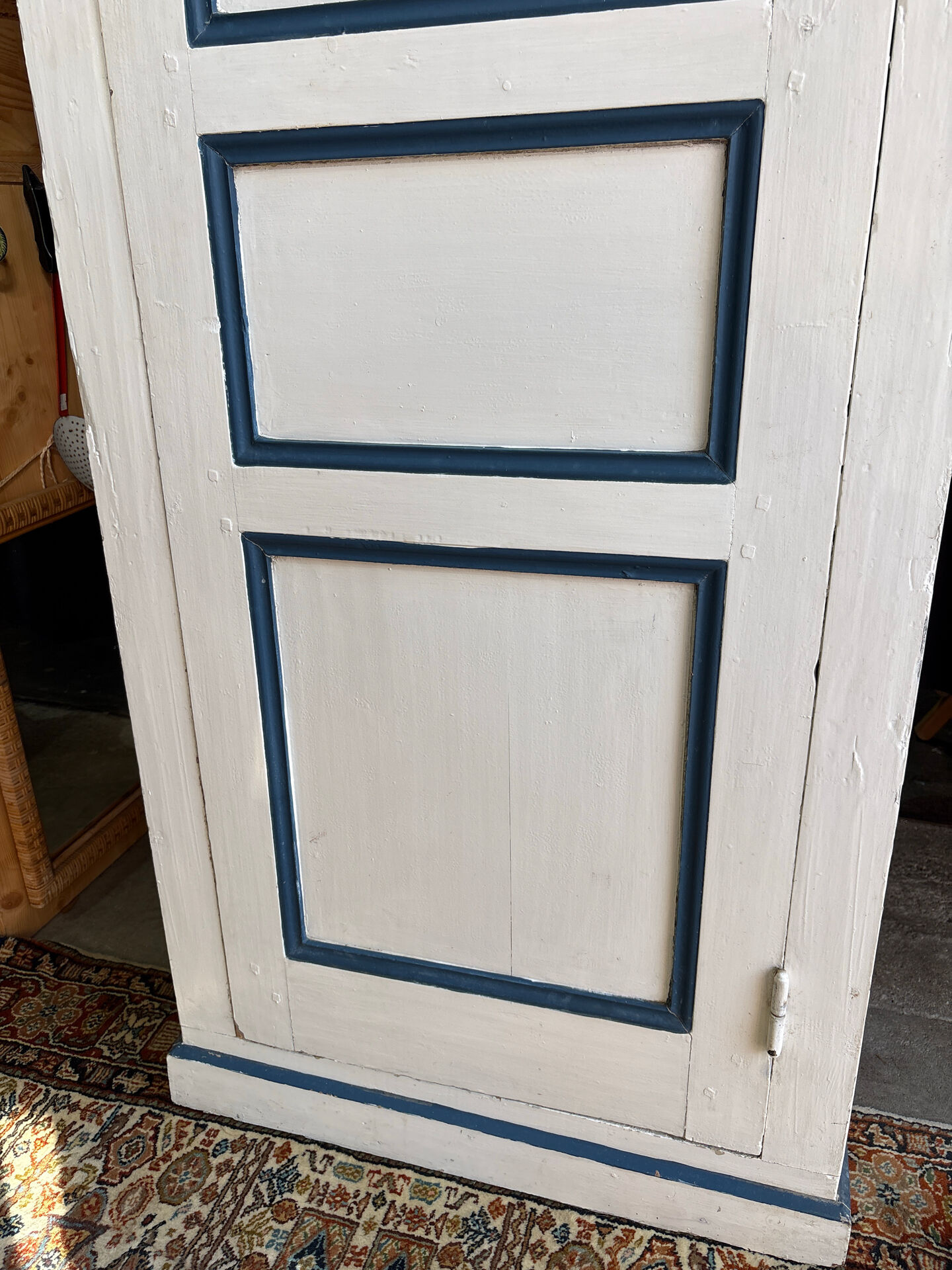 Antique bonnetière in cream and blue painted wood – in its original condition.