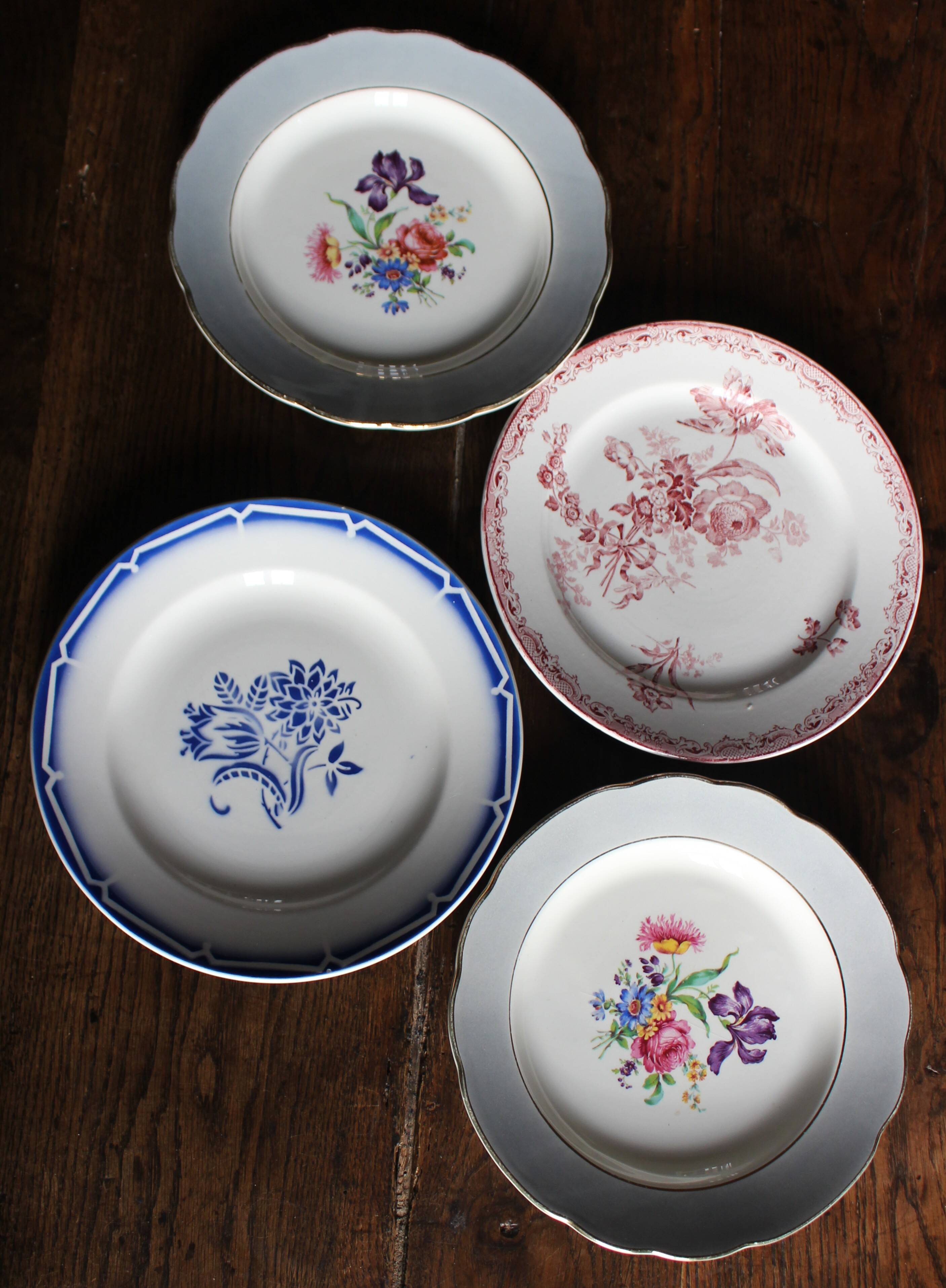 A set of 4 flat plates in pink and blue with Fontanges flowers from Sarreguemines.