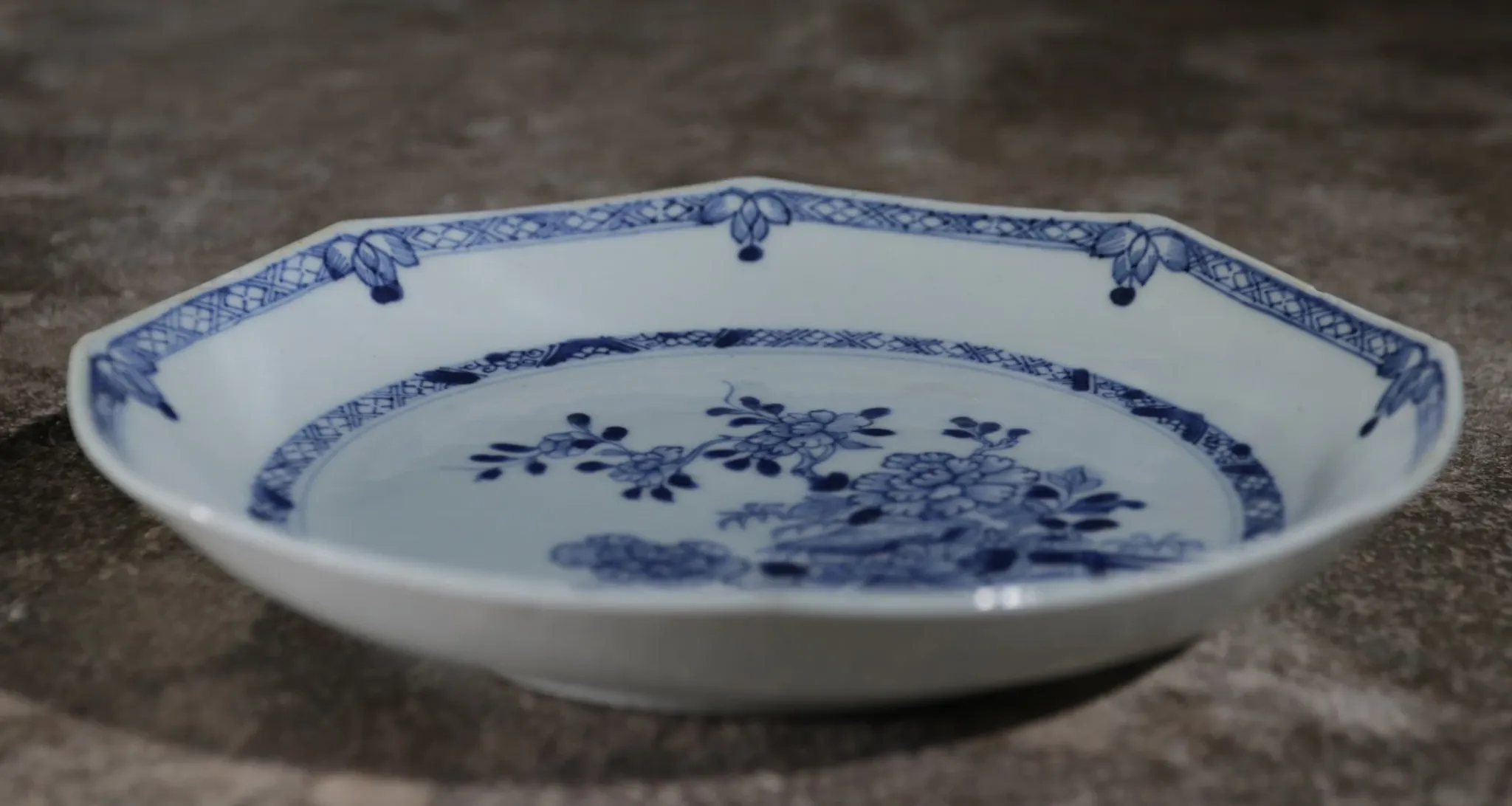 Octagonal Chinese blue and white plate with peonies – Qianlong, 18th c.