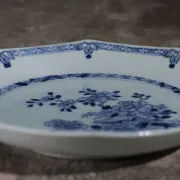 Octagonal Chinese blue and white plate with peonies – Qianlong, 18th c.