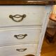 Commode d'époque régence patinée gris clair. Parfait état.
