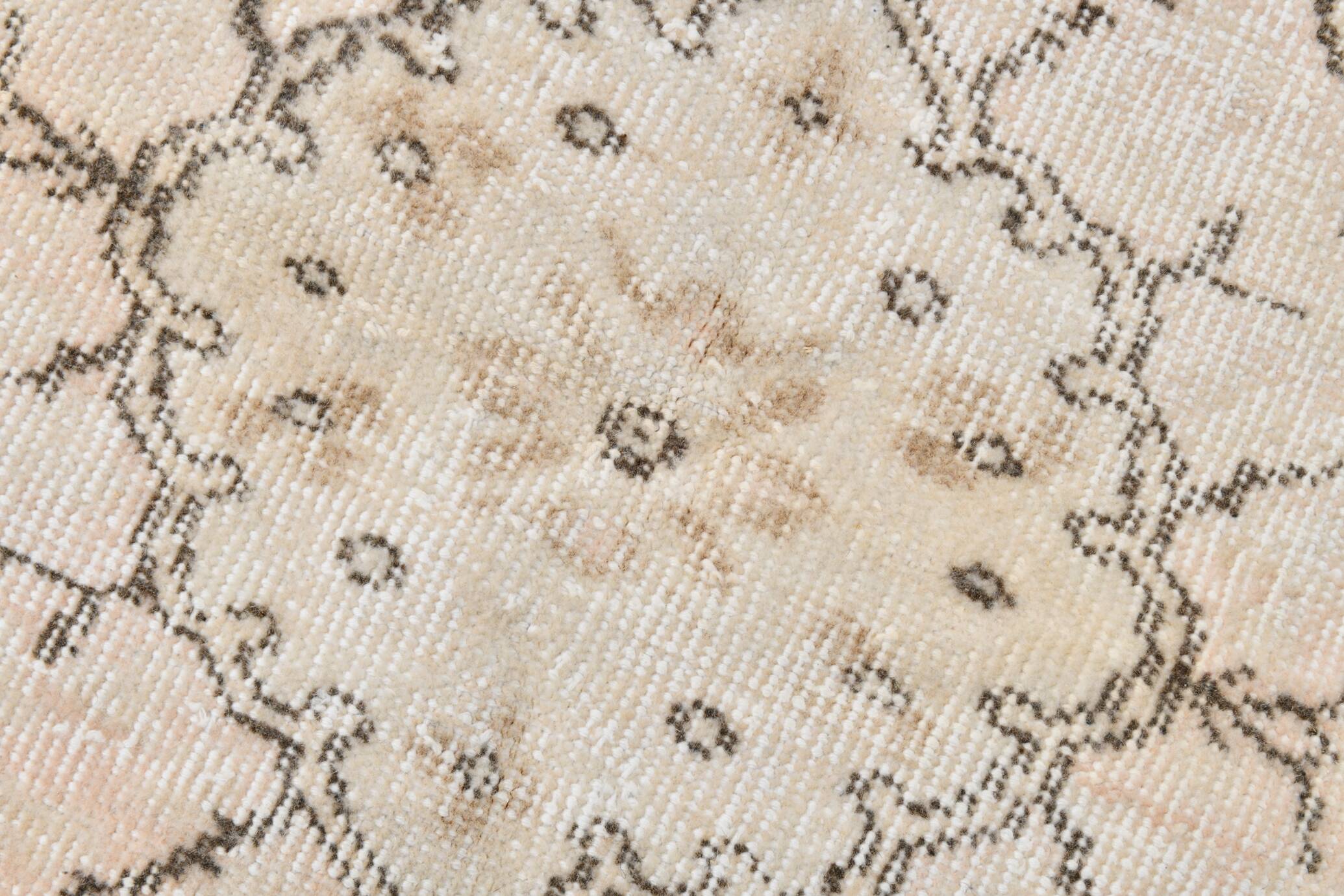 Rare tapis vintage fait main tons rose poudré et beige, motifs floraux