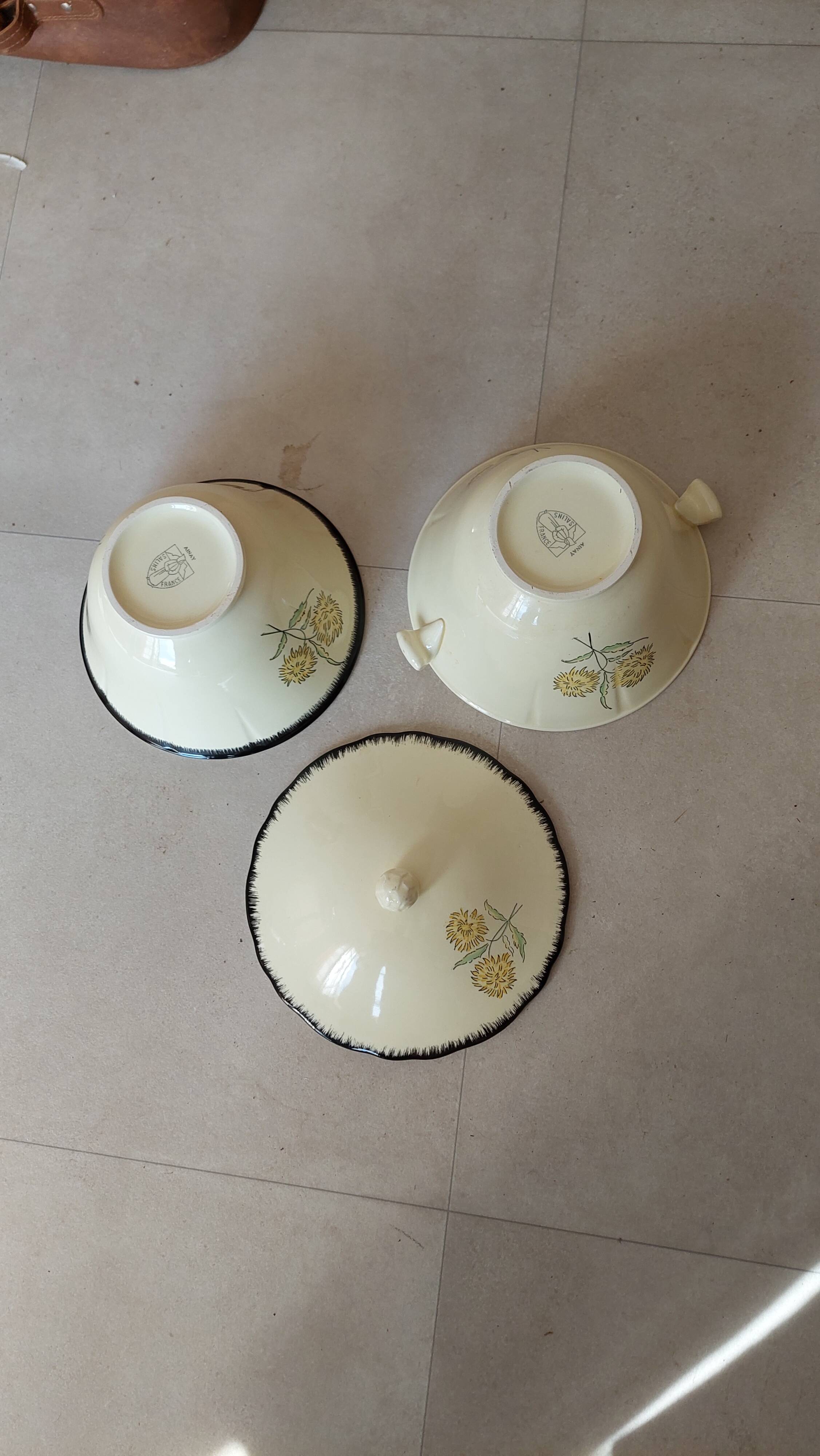 complete service in yellow earthenware Ainay Salin France