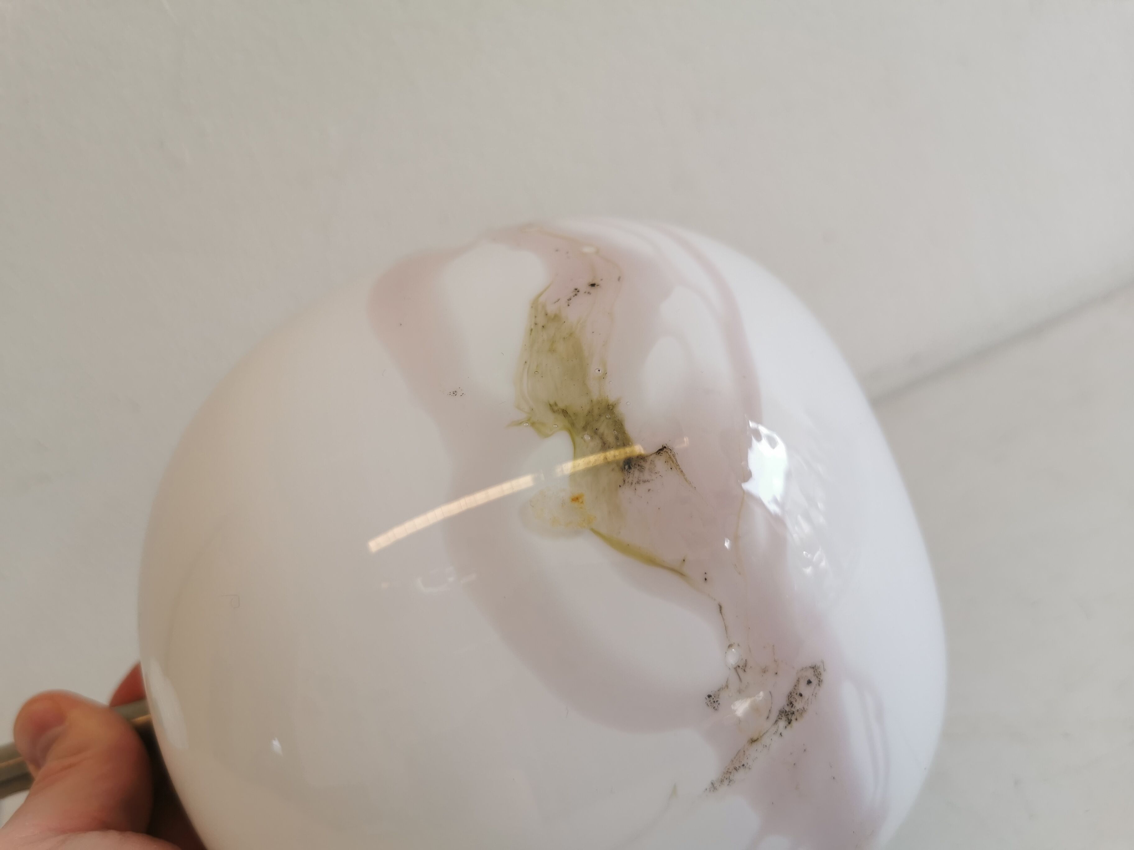 Table lamp in white opal glass, with pink details/decoration