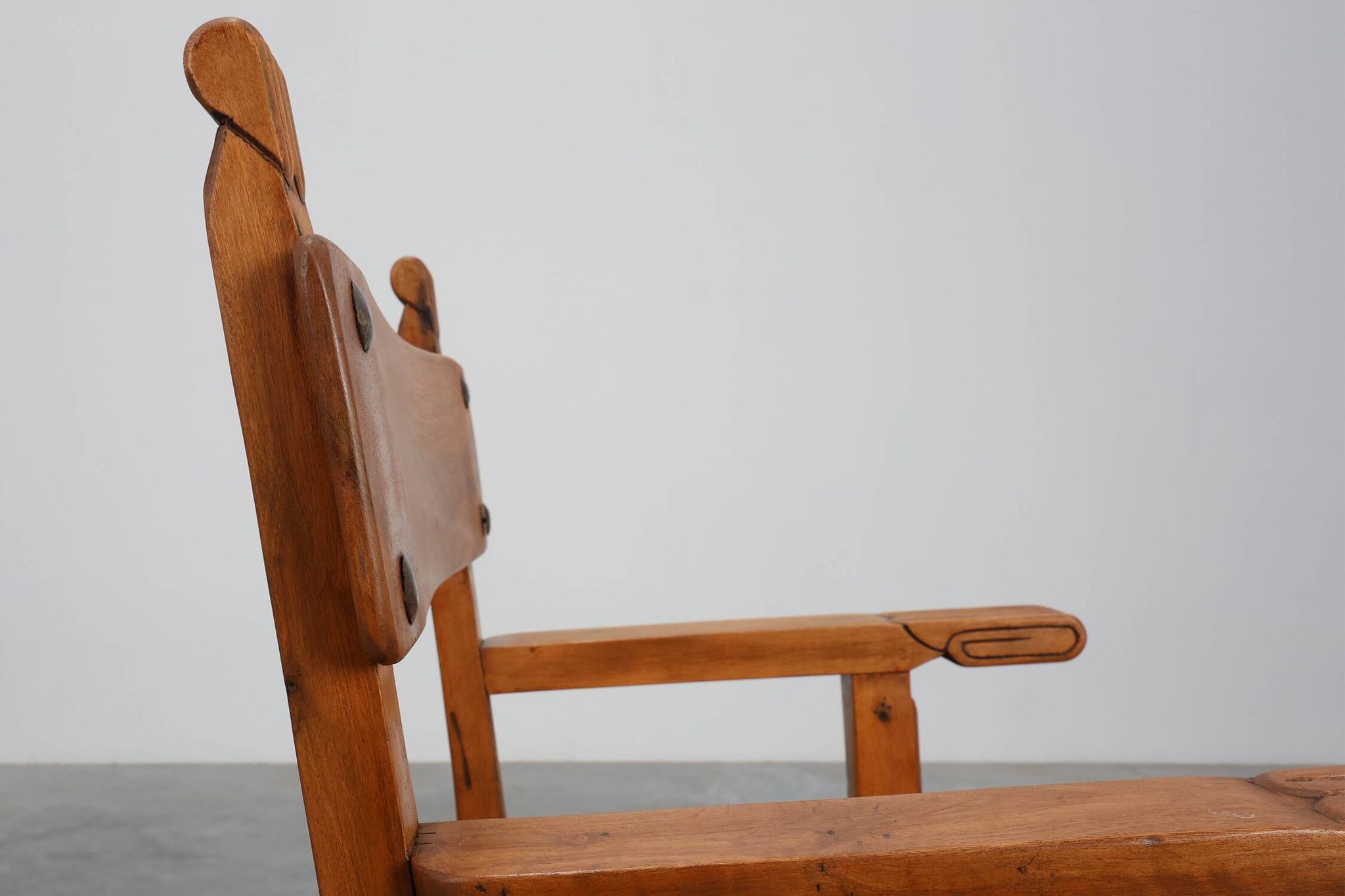 Chaise latérale ibérique en chêne sculpté rustique, Espagne vers 1900