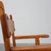 Chaise latérale ibérique en chêne sculpté rustique, Espagne vers 1900