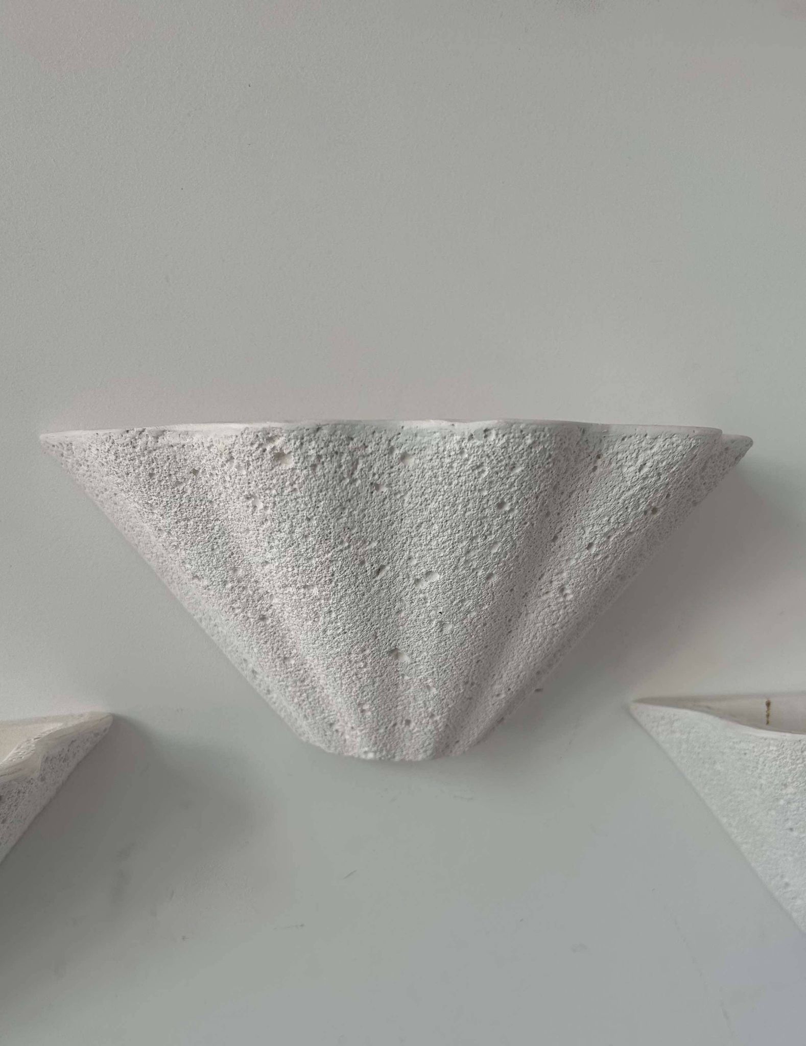 Set of 3 vintage shell wall lights, matte white stone-effect plaster, France 1970