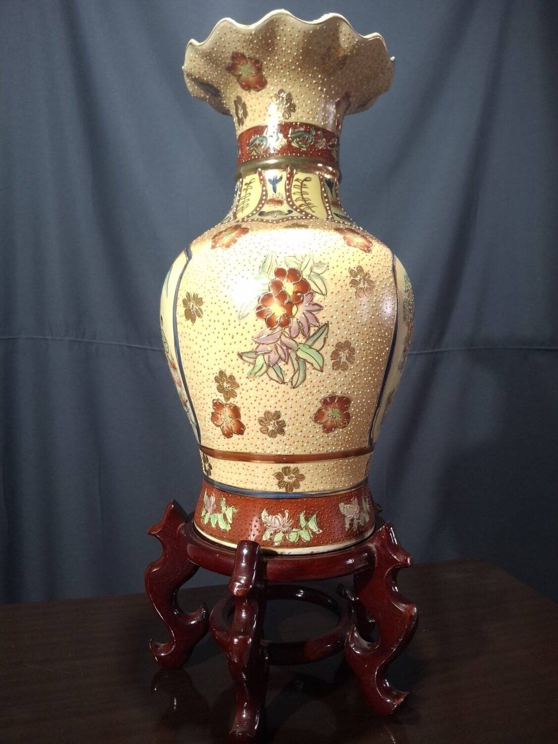 Large polychrome Chinese vase