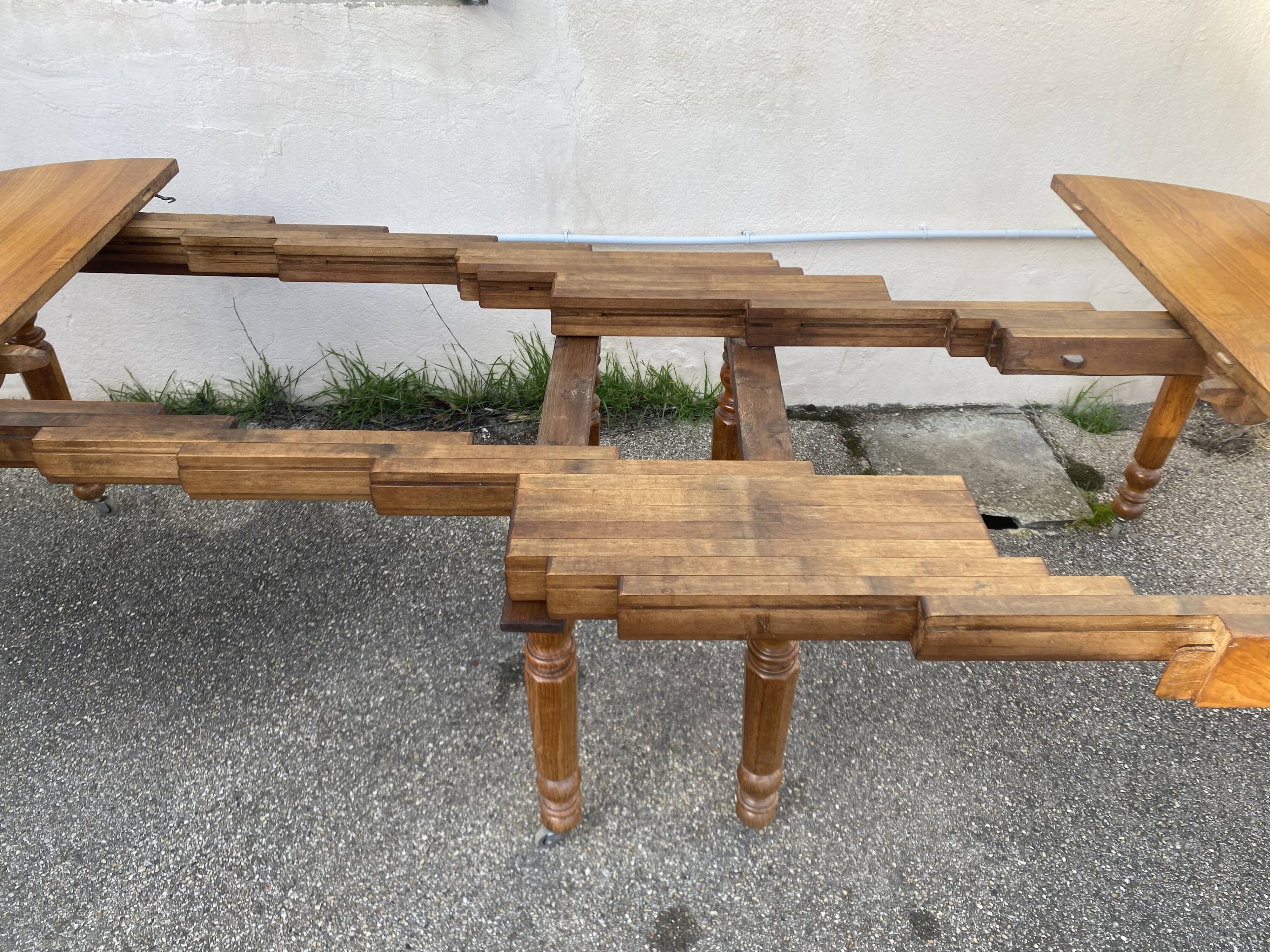 Table à 8 pieds en frêne, avec 6 allonges.