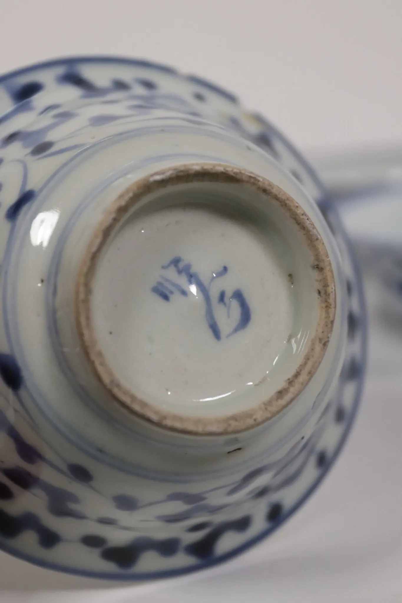 Set of 4 Chinese blue and white bowls with lotus scrolls – 19th century