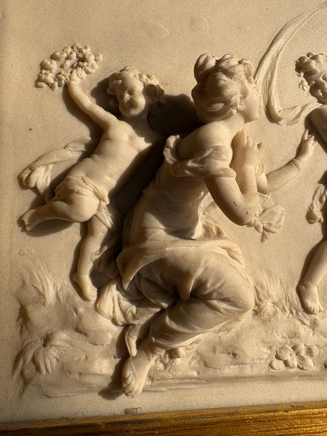 Marble bas-relief tableau of Putti