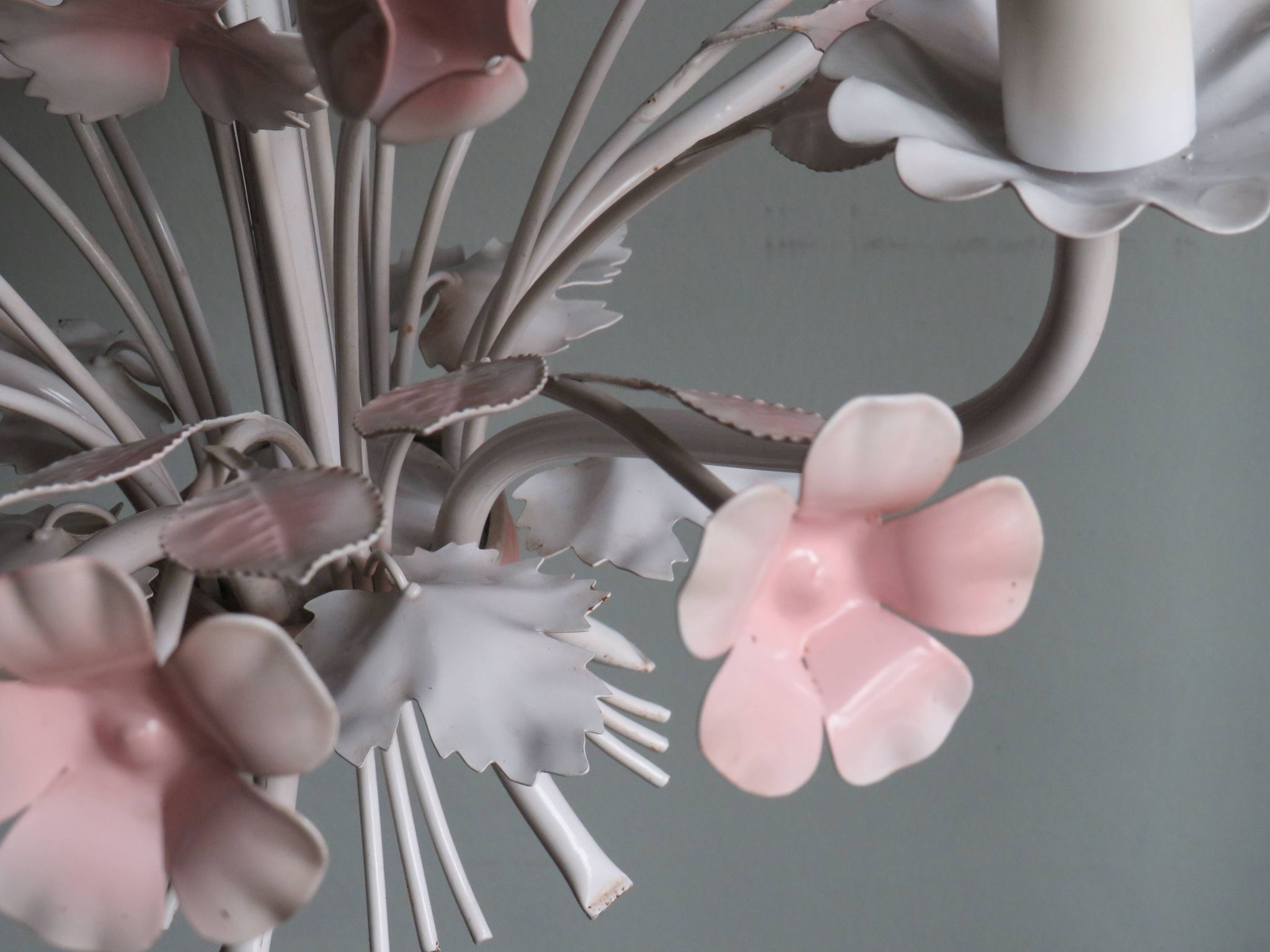 Vintage toleware chandelier with floral motifs, Italy from the 1960s.