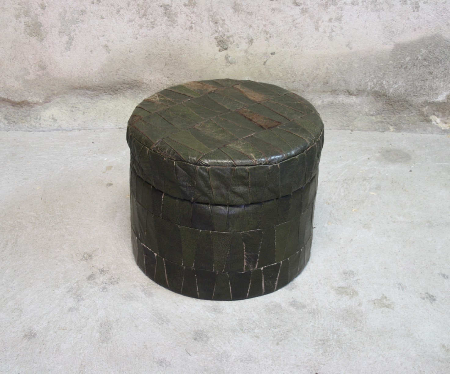 Pouf in black/green leather