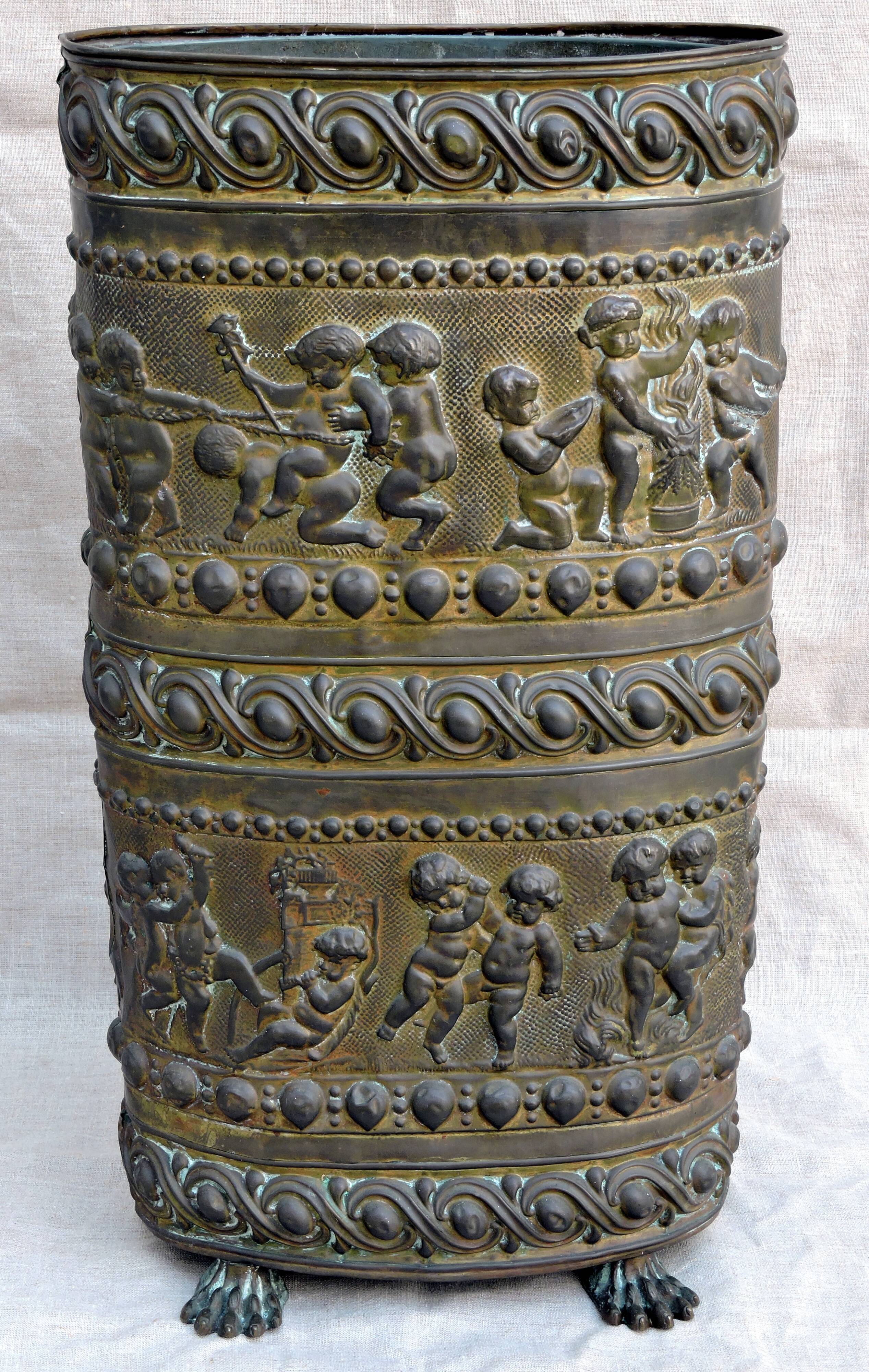 UMBRELLA HOLDER in copper with decoration in repelled CHERUBIN PUTTI ANGELOT, copperware XIX th century