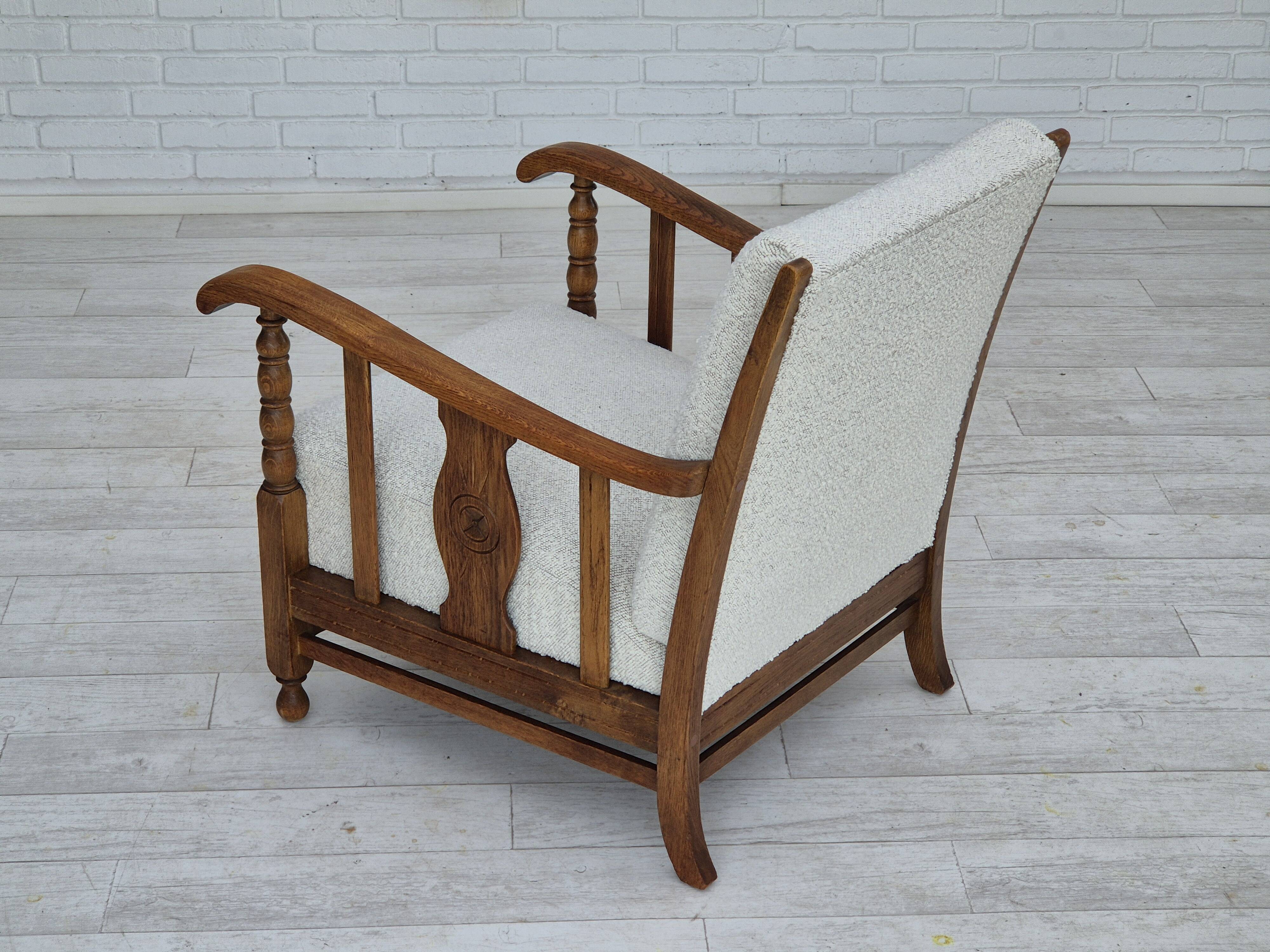 Années 1950, design scandinave, fauteuil retapissé, tissu blanc/gris clair, chêne.