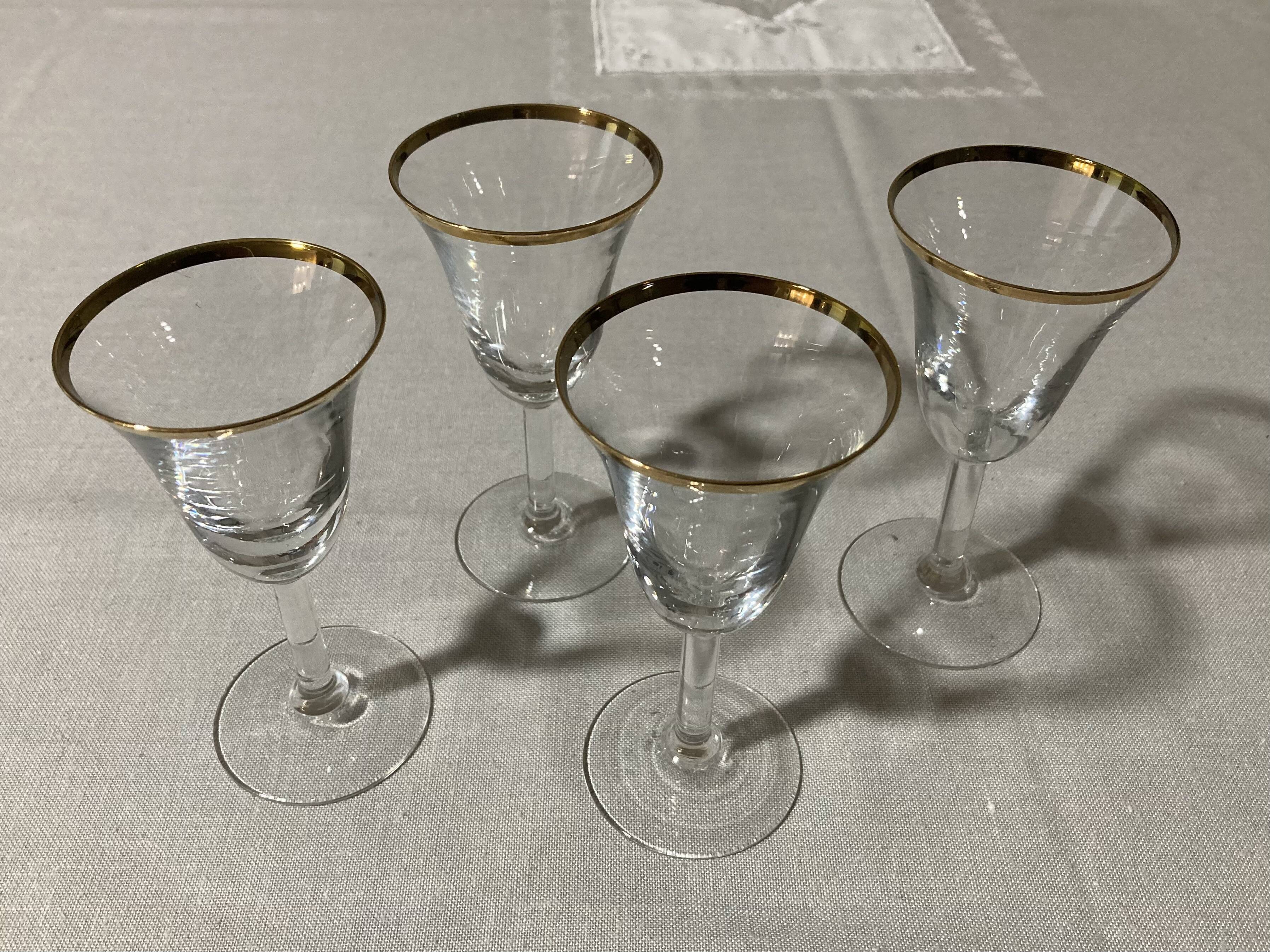 4 verres à pied à apéritif à liseré doré en verre soufflé