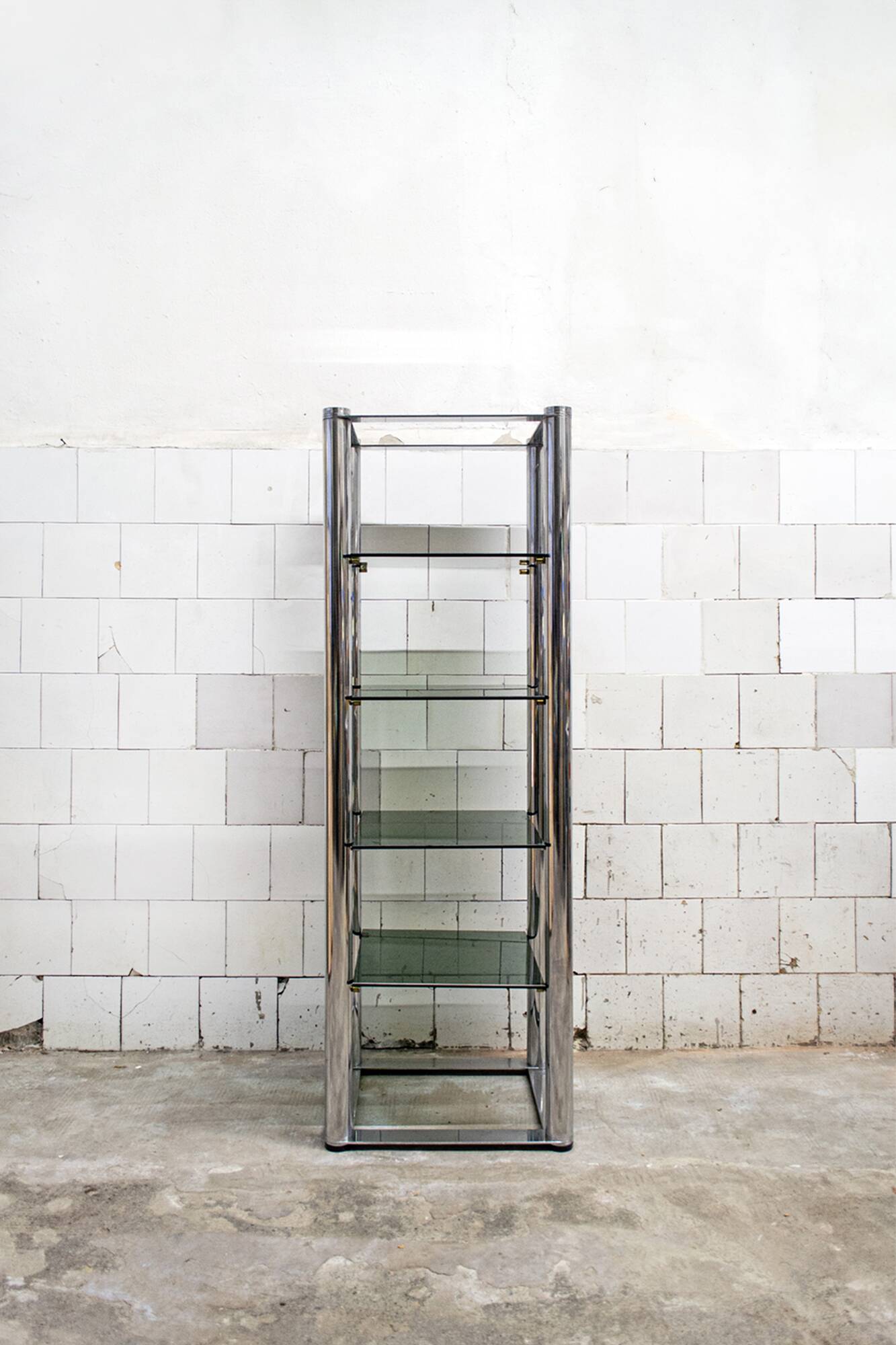 Libreria autoportante in acciaio cromato e vetro fumé, Italia, anni '70