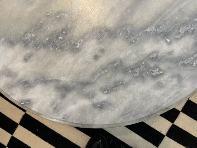 Table basse en marbre gris et pieds acier