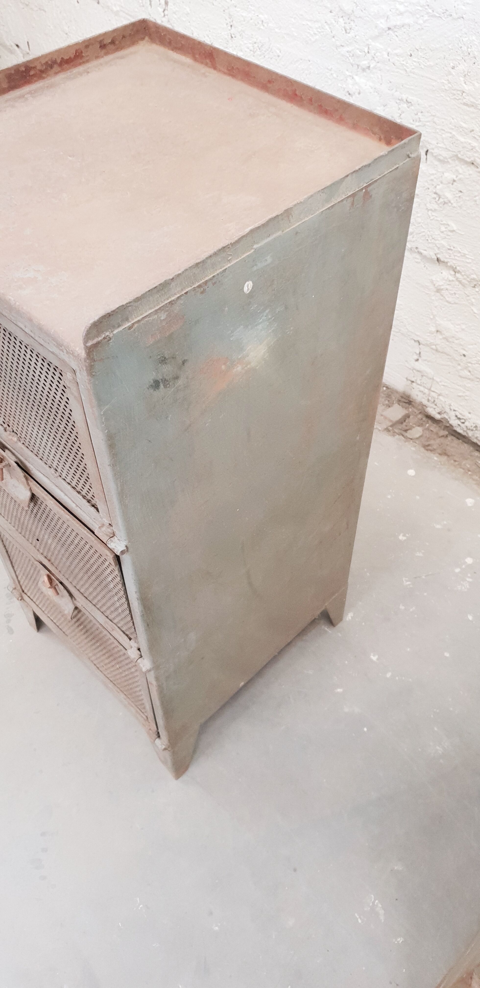 4 industrial workshop maids