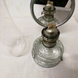 Ancienne lampe à pétrole en verre avec son miroir